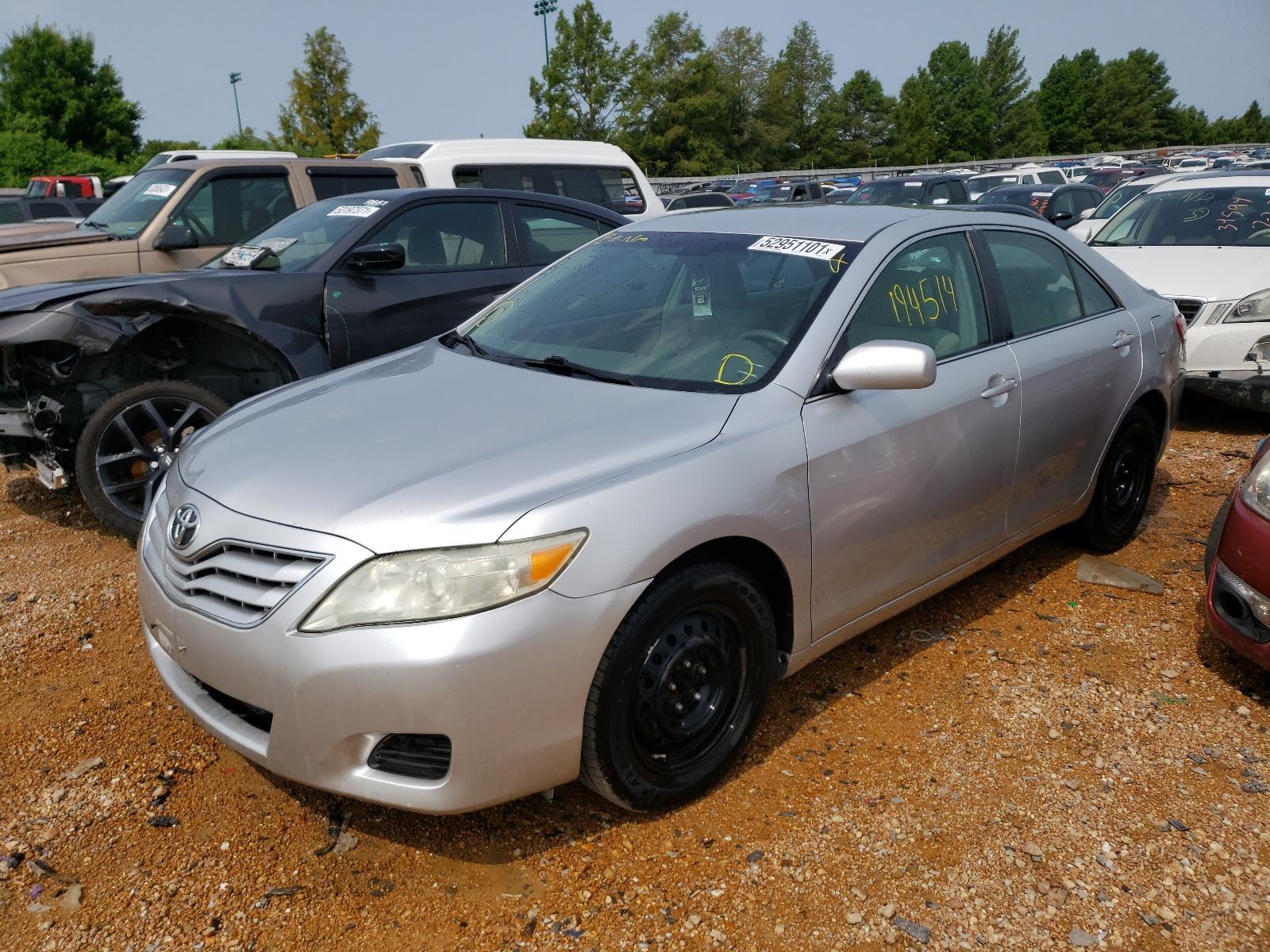 2010 Toyota Camry Base - Фото 2