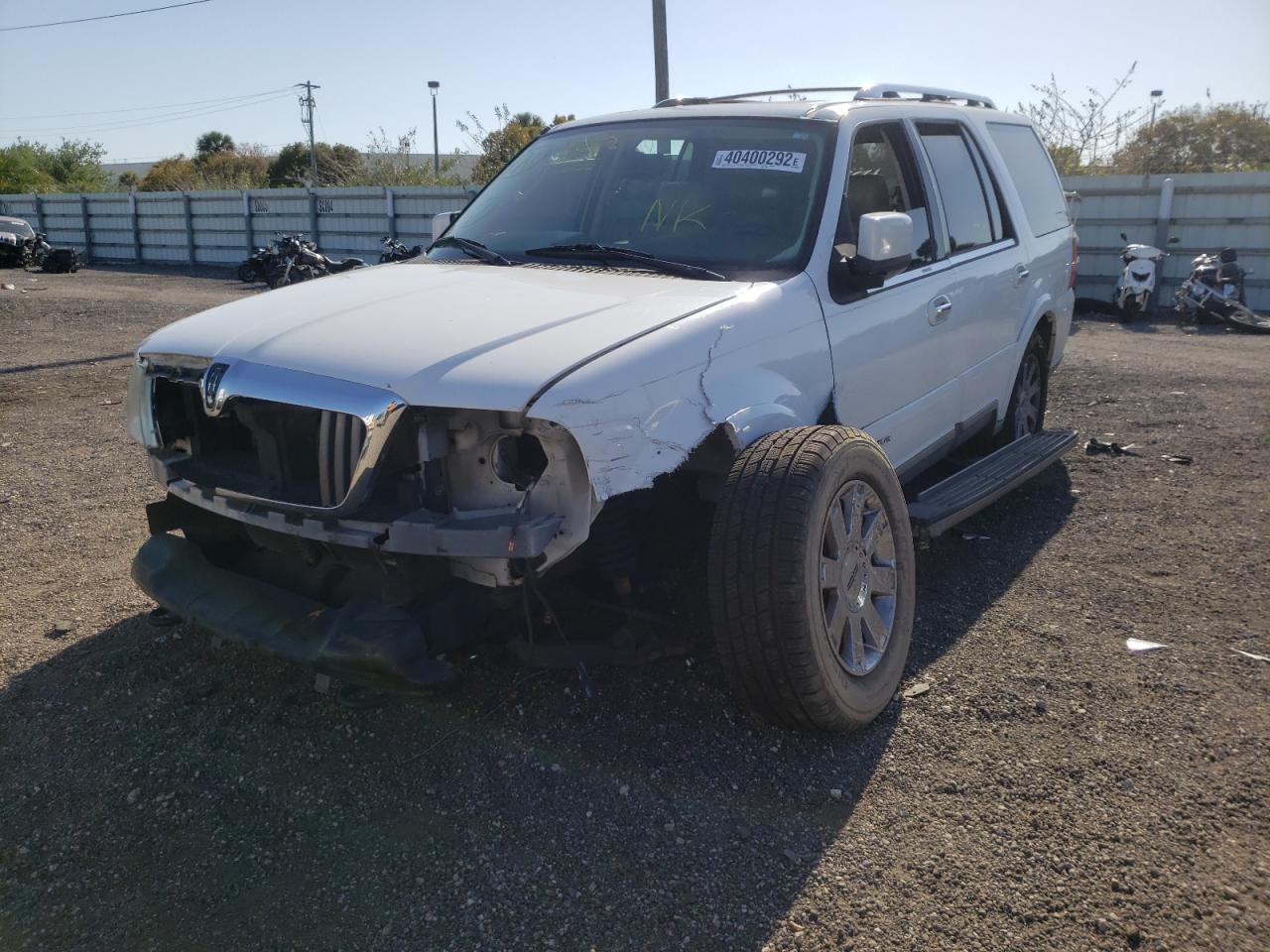 2004 Lincoln Navigator - Image 2