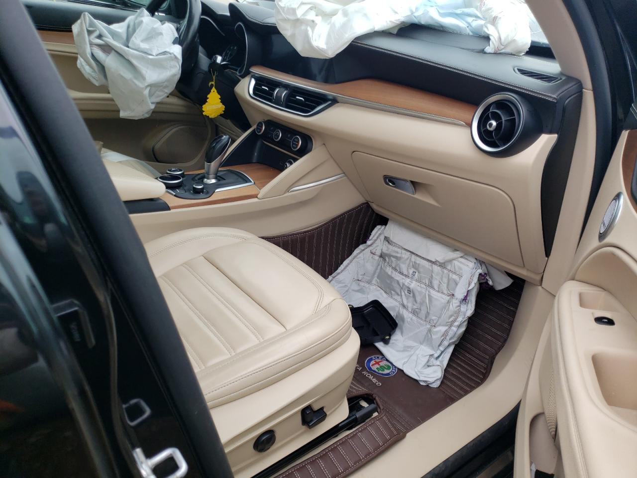 2018 Alfa Romeo Stelvio Ti Luxury - Image 5