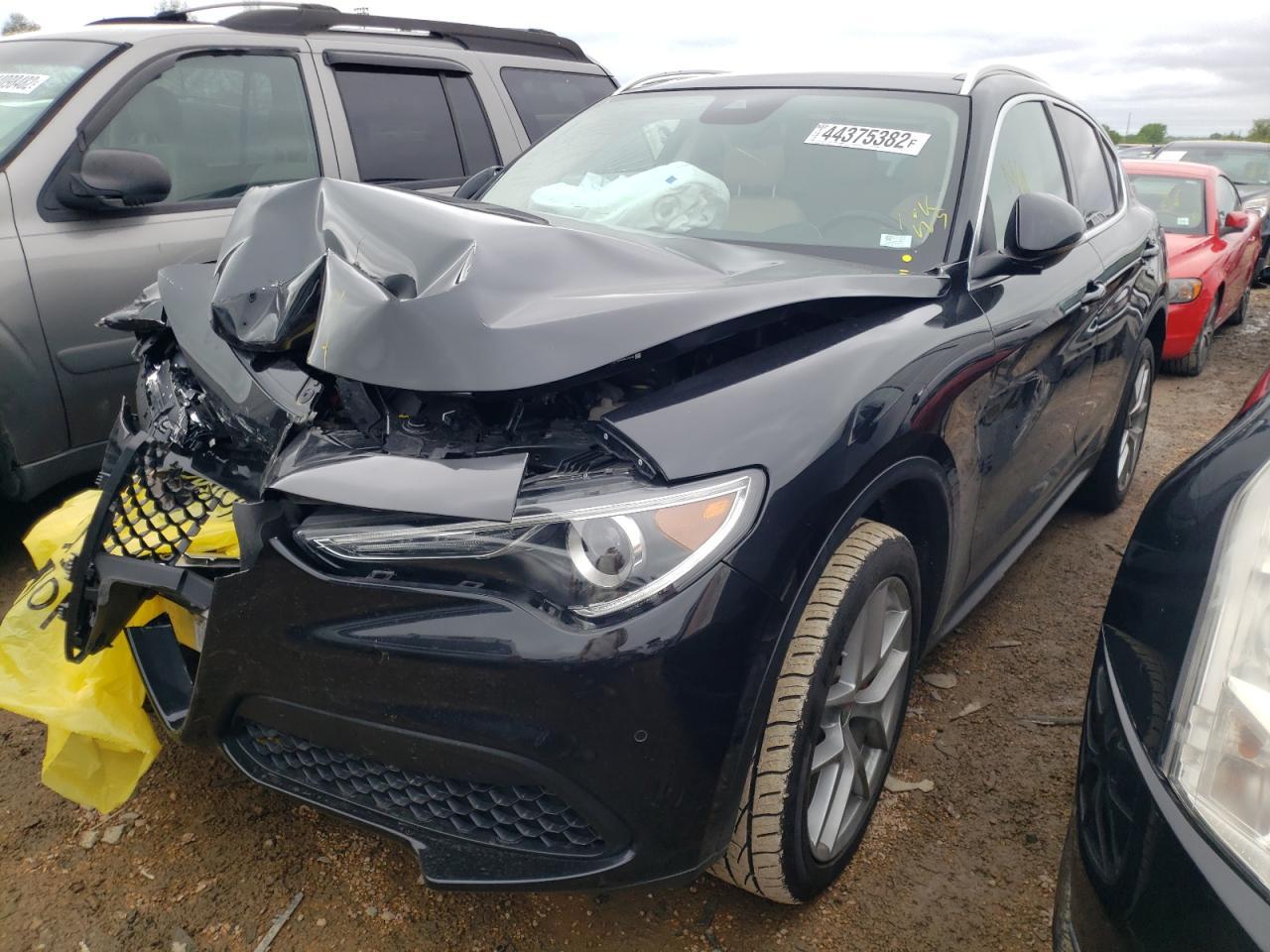 2018 Alfa Romeo Stelvio Ti Luxury - Image 2