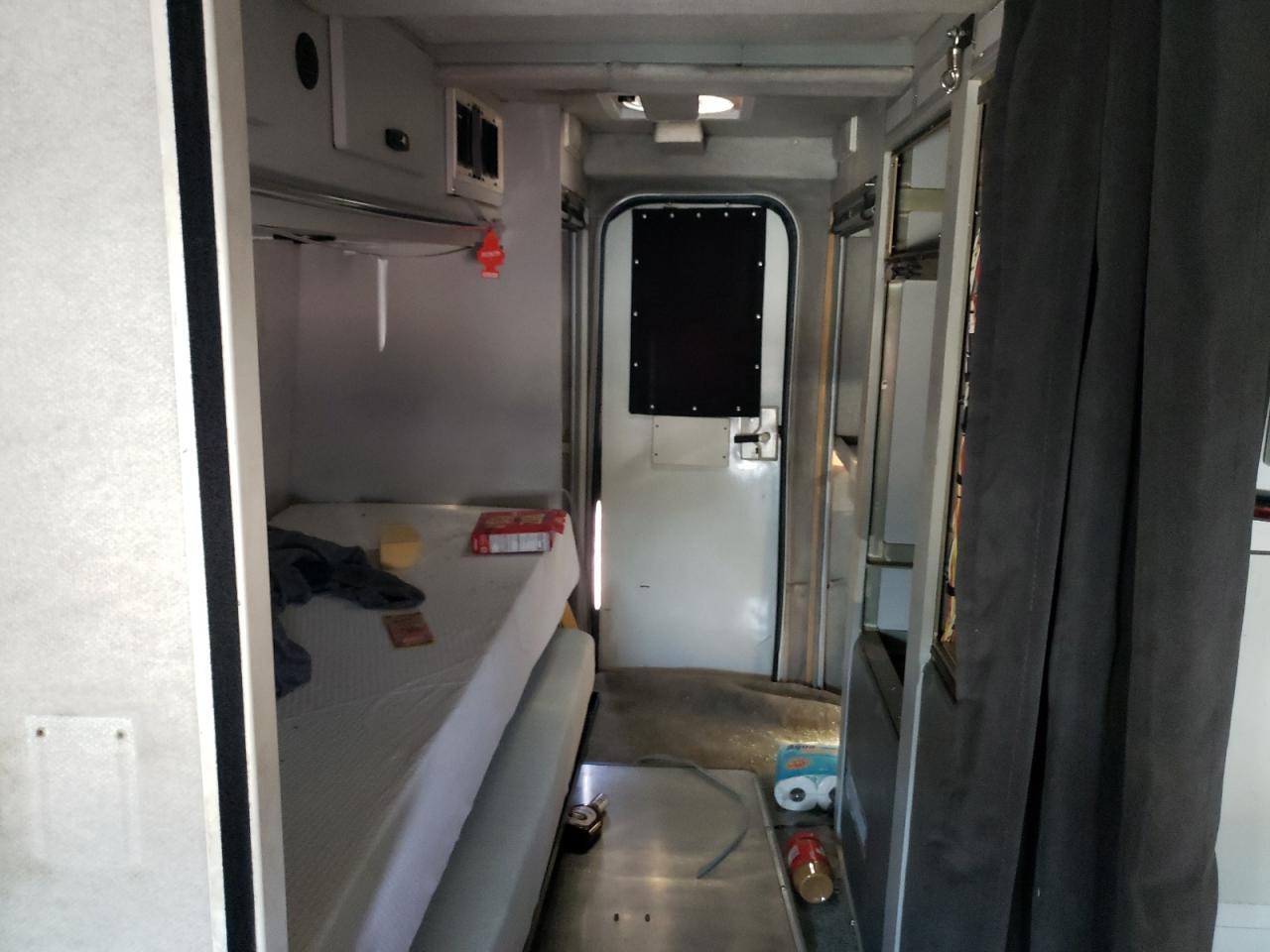2002 Ford Econoline E450 Super Duty Cutaway Van - Фото 6