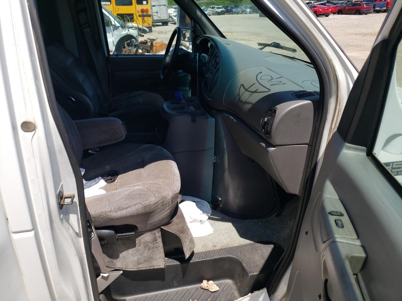 2002 Ford Econoline E450 Super Duty Cutaway Van - Фото 5