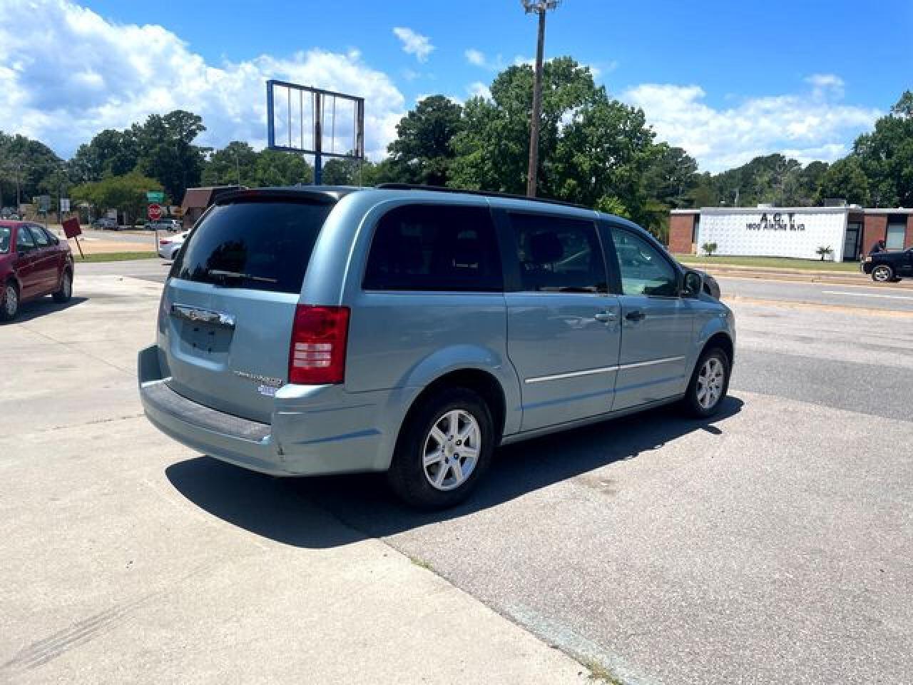 2010 Chrysler Town & Country Touring - Image 3