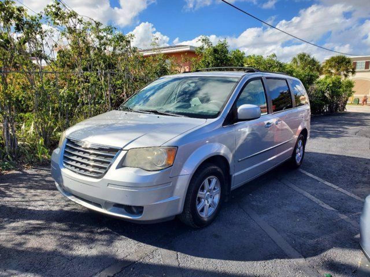 2010 Chrysler Town & Country Touring - Фото 4