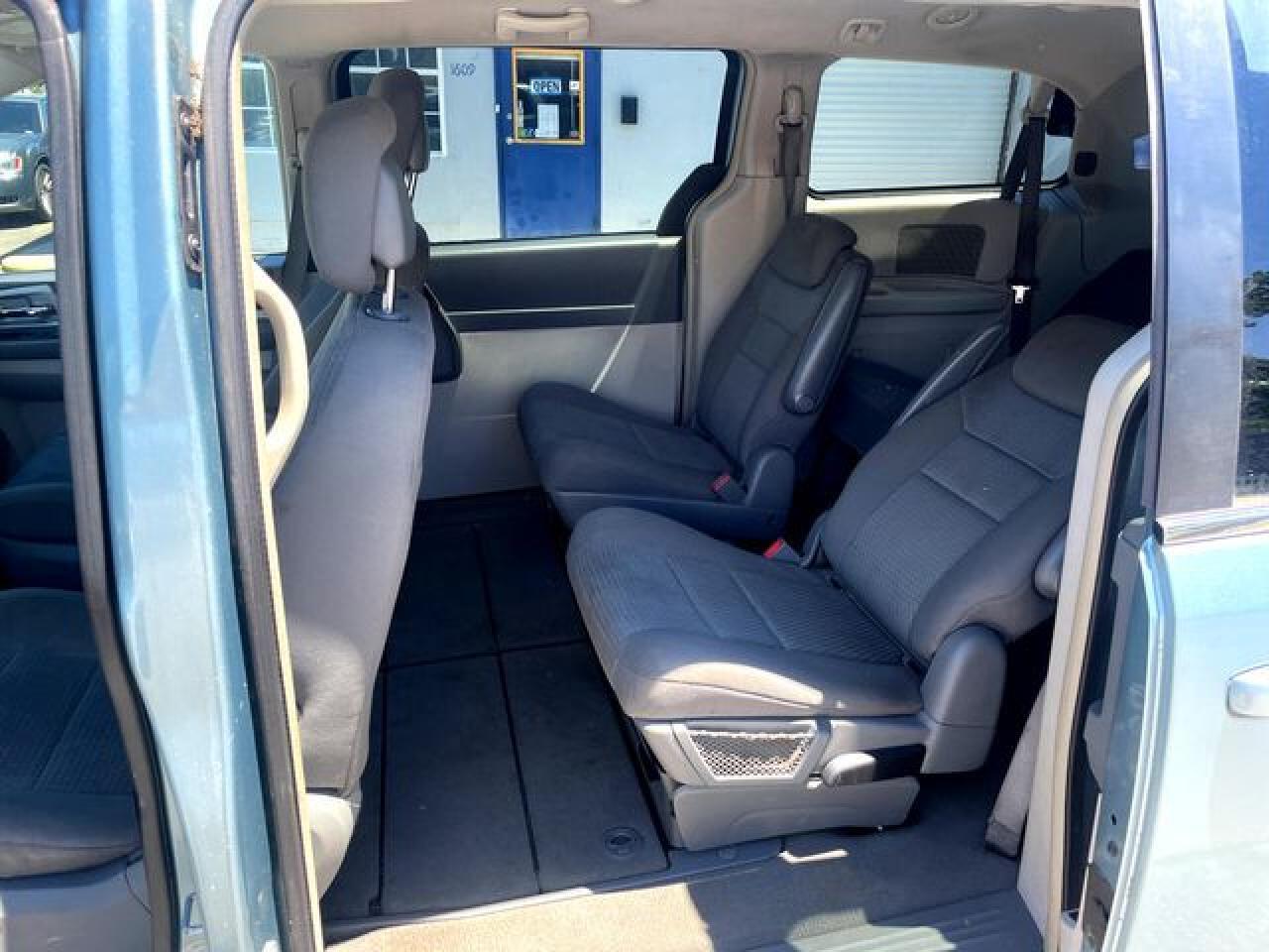 2010 Chrysler Town & Country Touring - Image 6