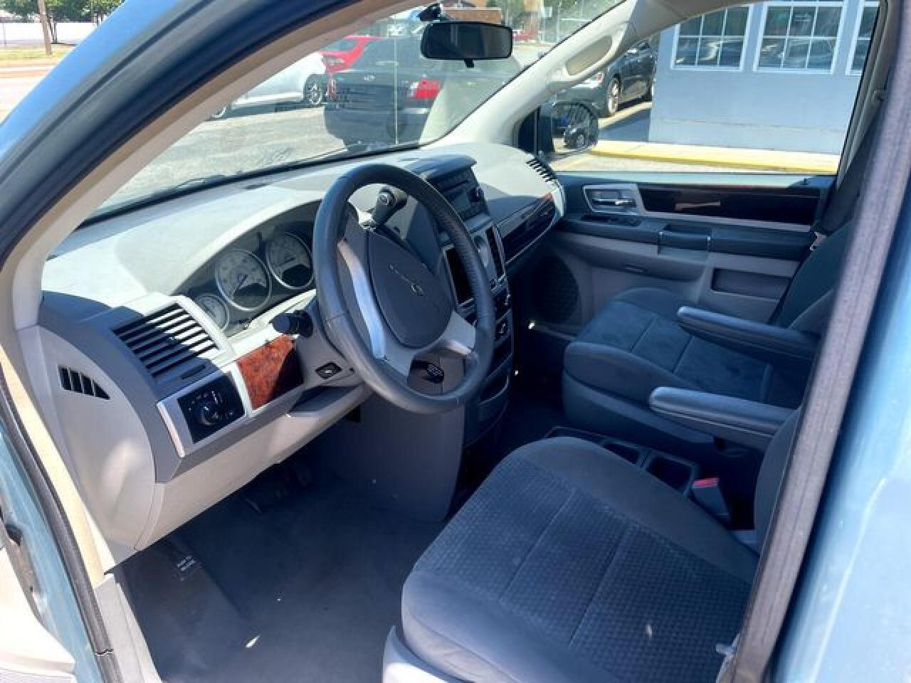 2010 Chrysler Town & Country Touring - Image 5