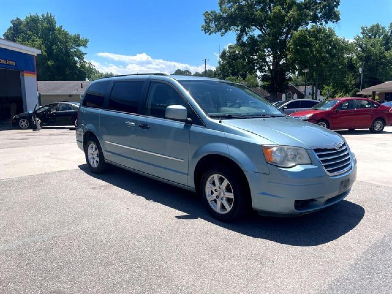 2010 Chrysler Town & Country Touring - Image 4
