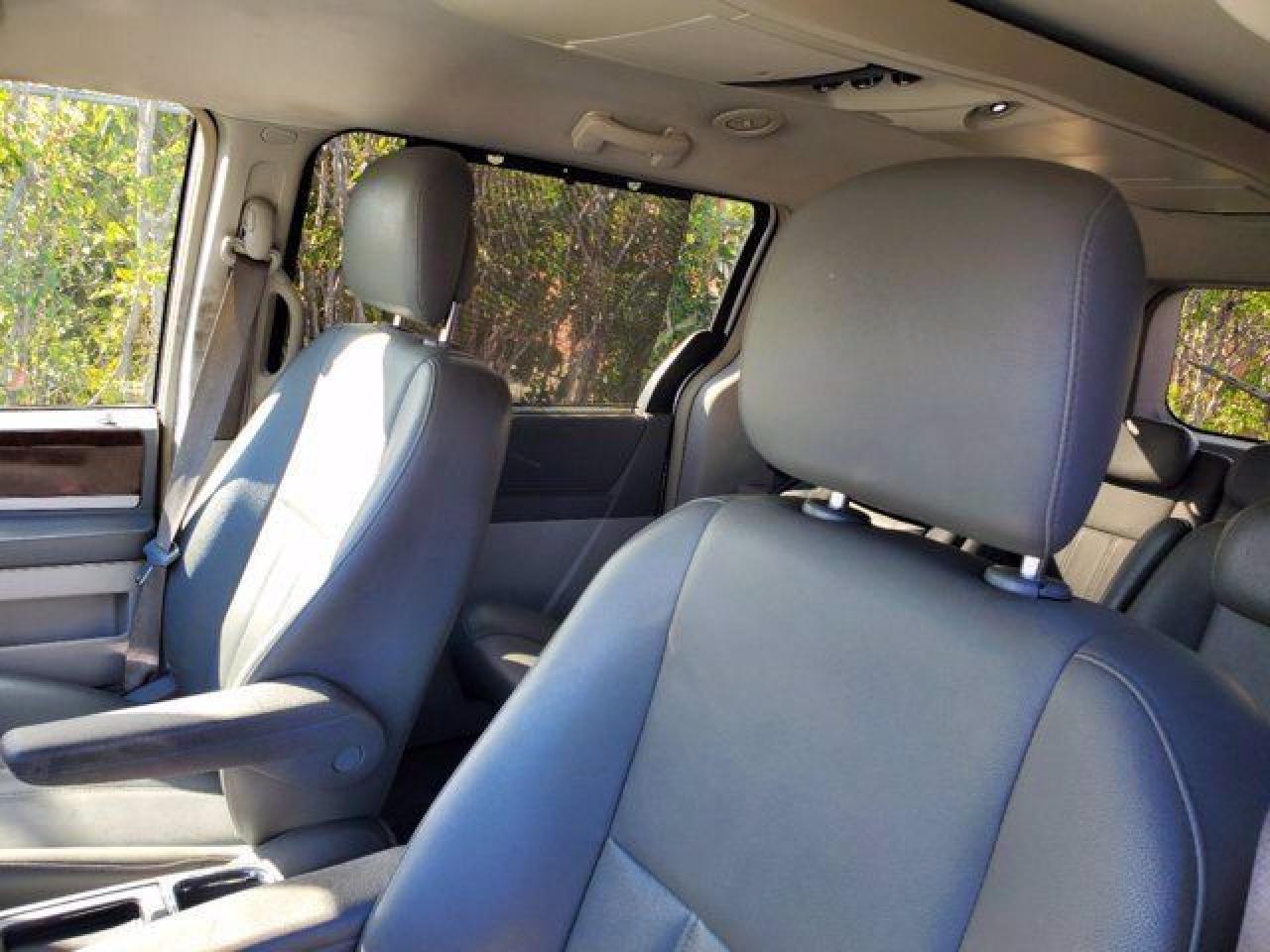 2010 Chrysler Town & Country Touring - Фото 7