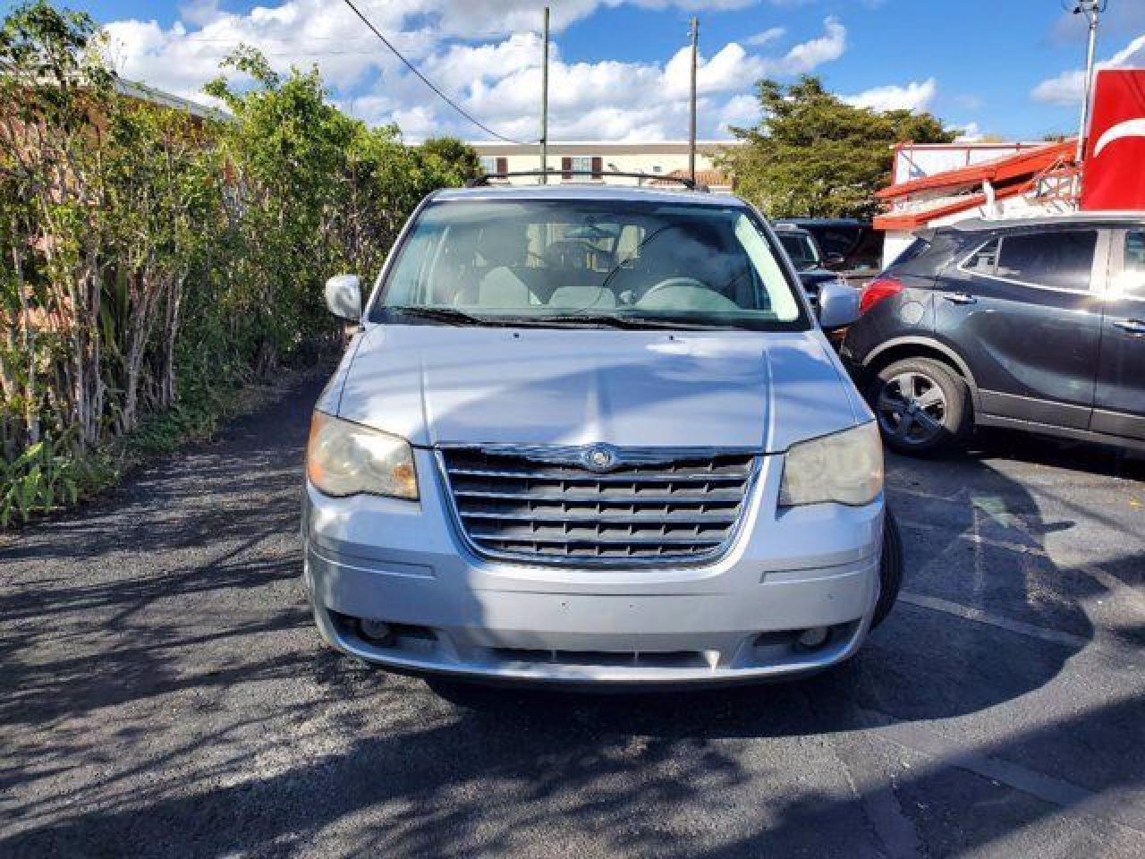 2010 Chrysler Town & Country Touring - Фото 3
