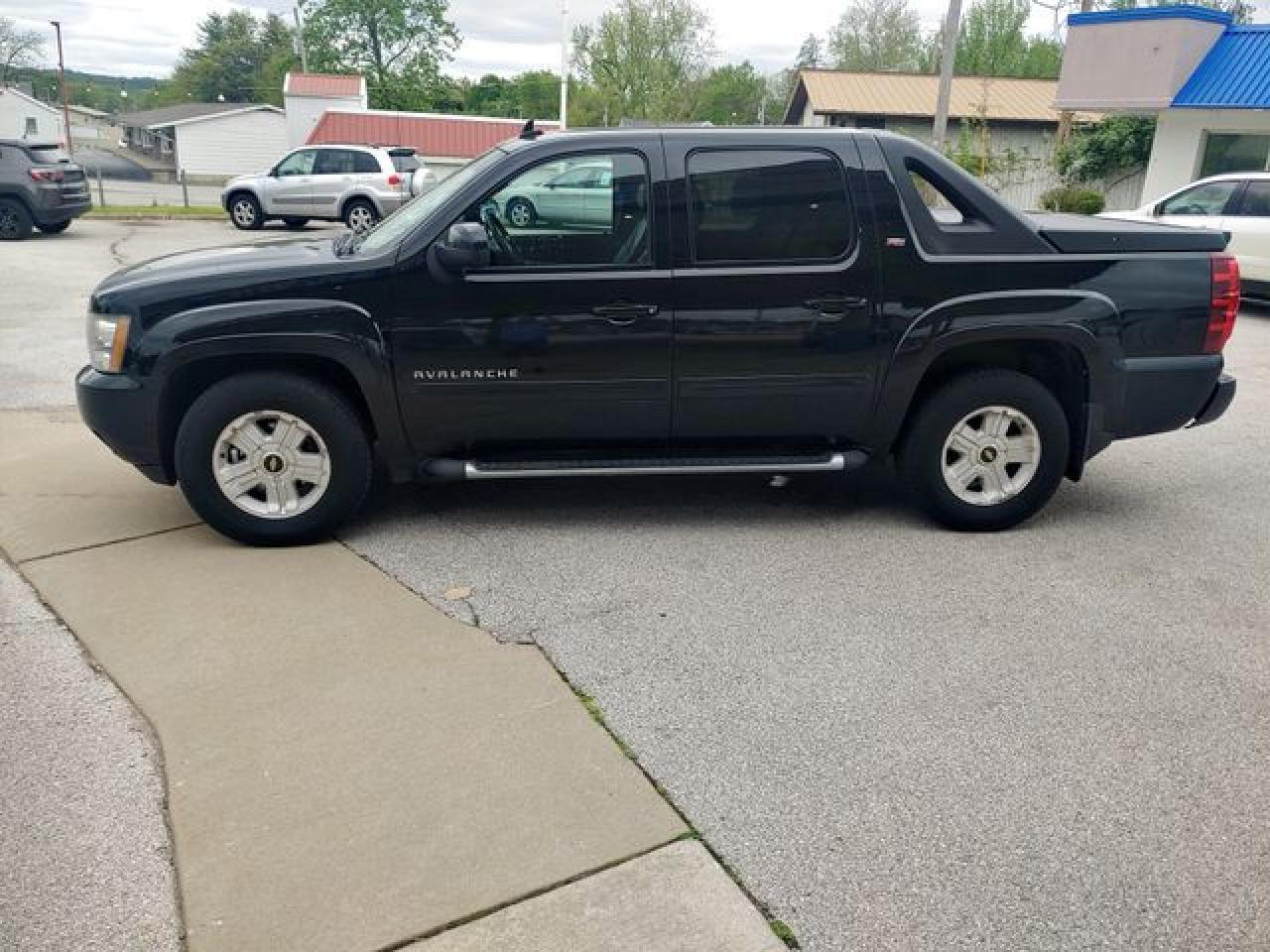 2010 Chevrolet Avalanche Lt - Image 2