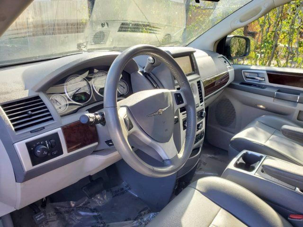 2010 Chrysler Town & Country Touring - Фото 6