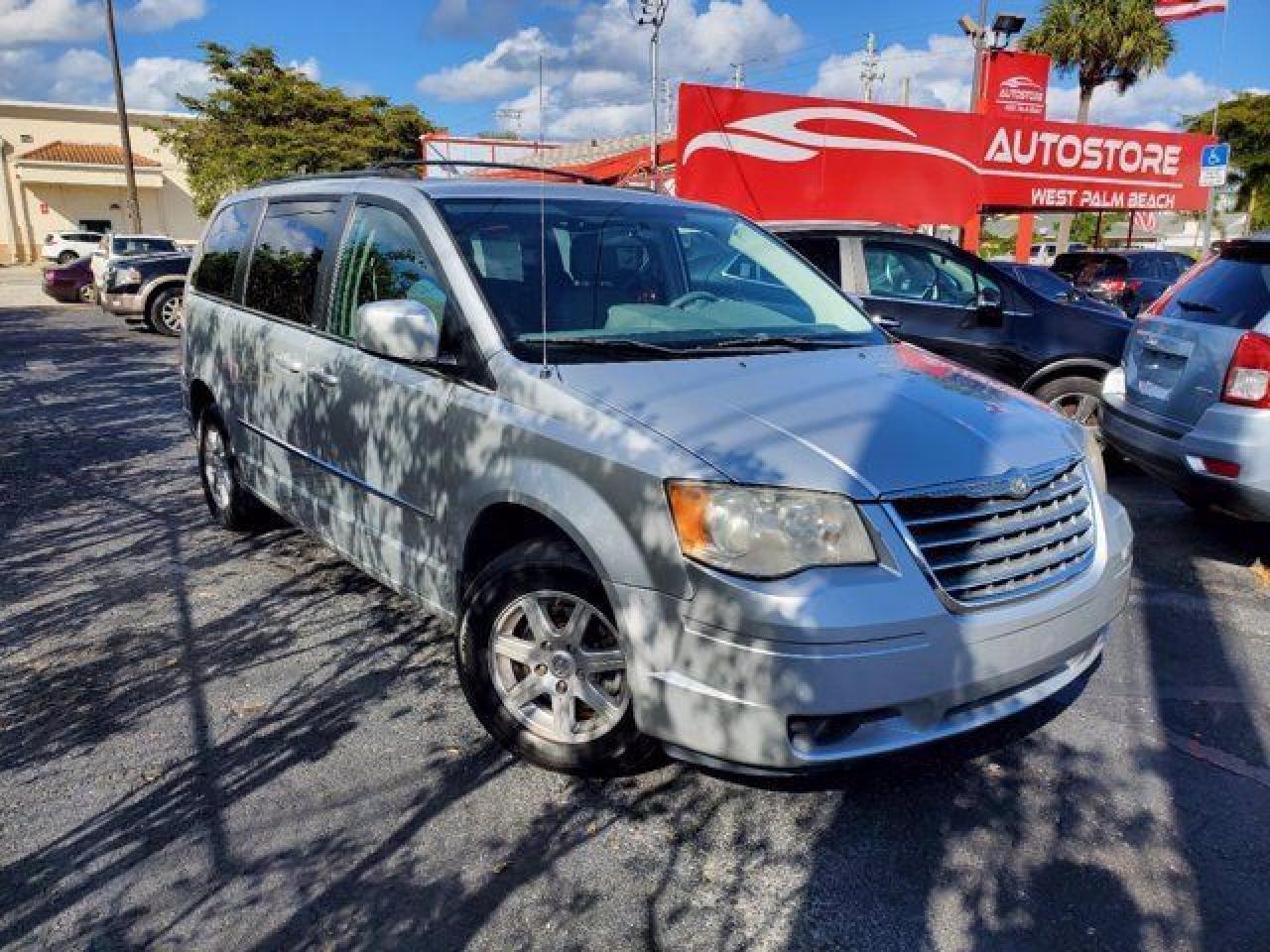 2010 Chrysler Town & Country Touring - Фото 2