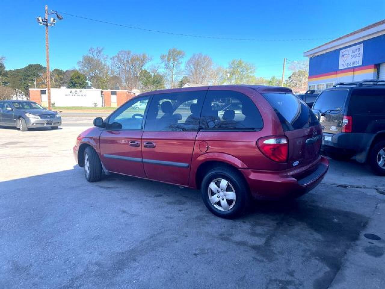 2006 Chrysler Town & Country - Image 2