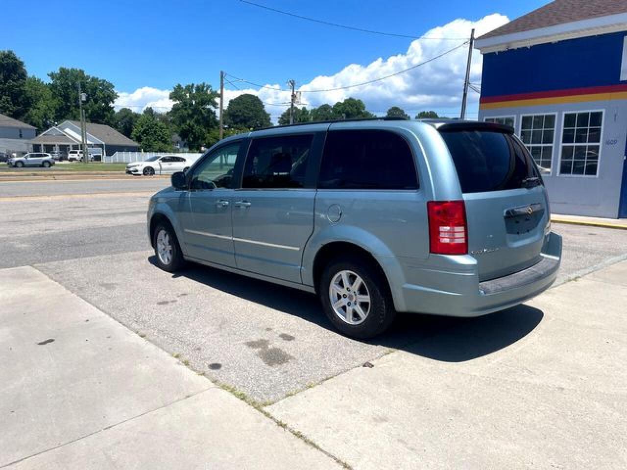2010 Chrysler Town & Country Touring - Image 2