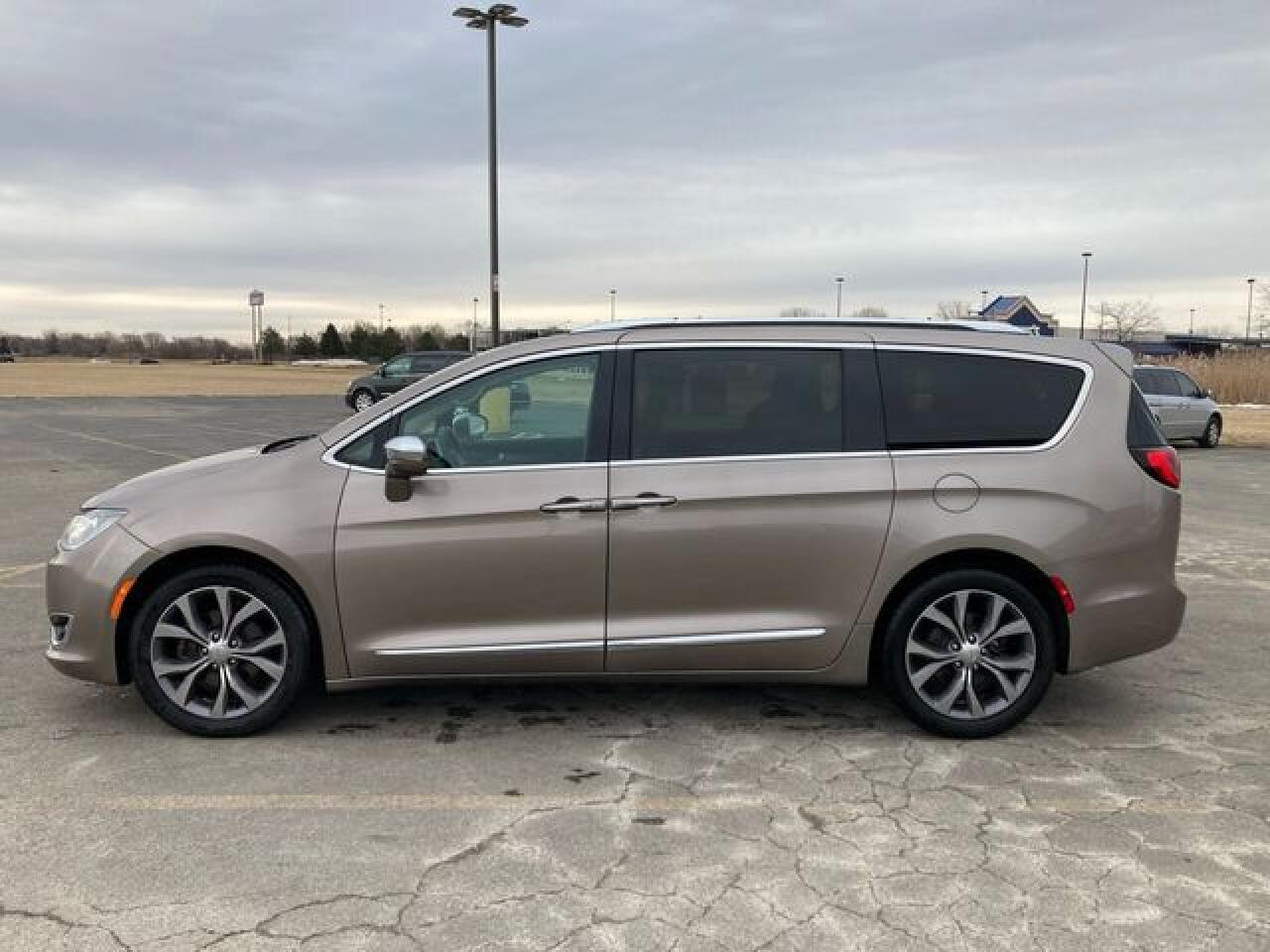 2017 Chrysler Pacifica Limited - Image 4