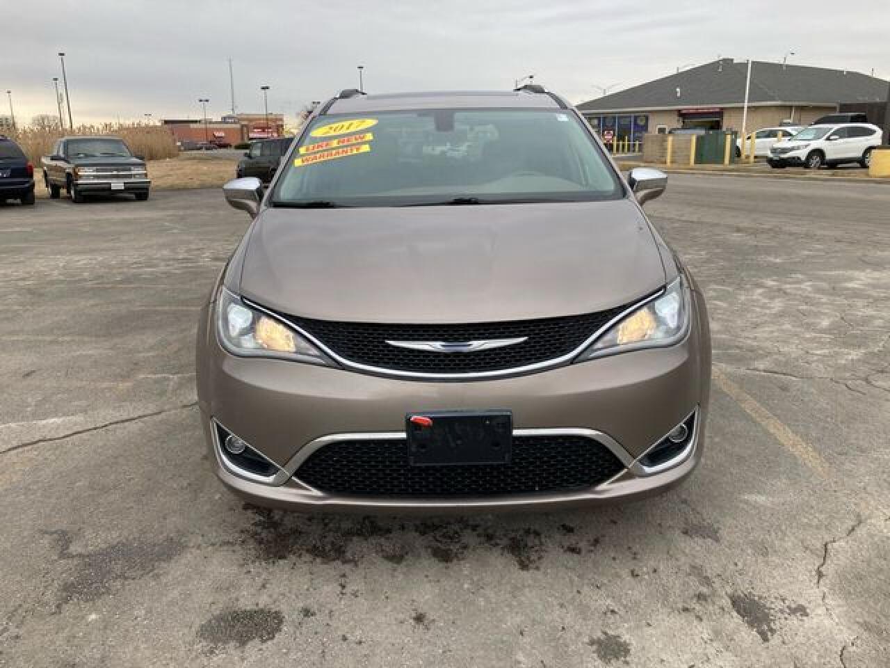 2017 Chrysler Pacifica Limited - Image 2