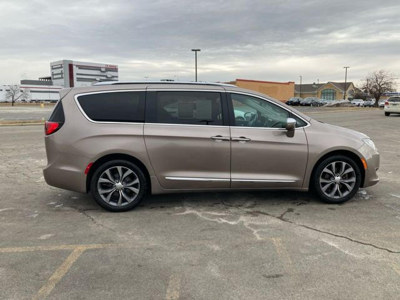 2017 Chrysler Pacifica Limited - Image 5