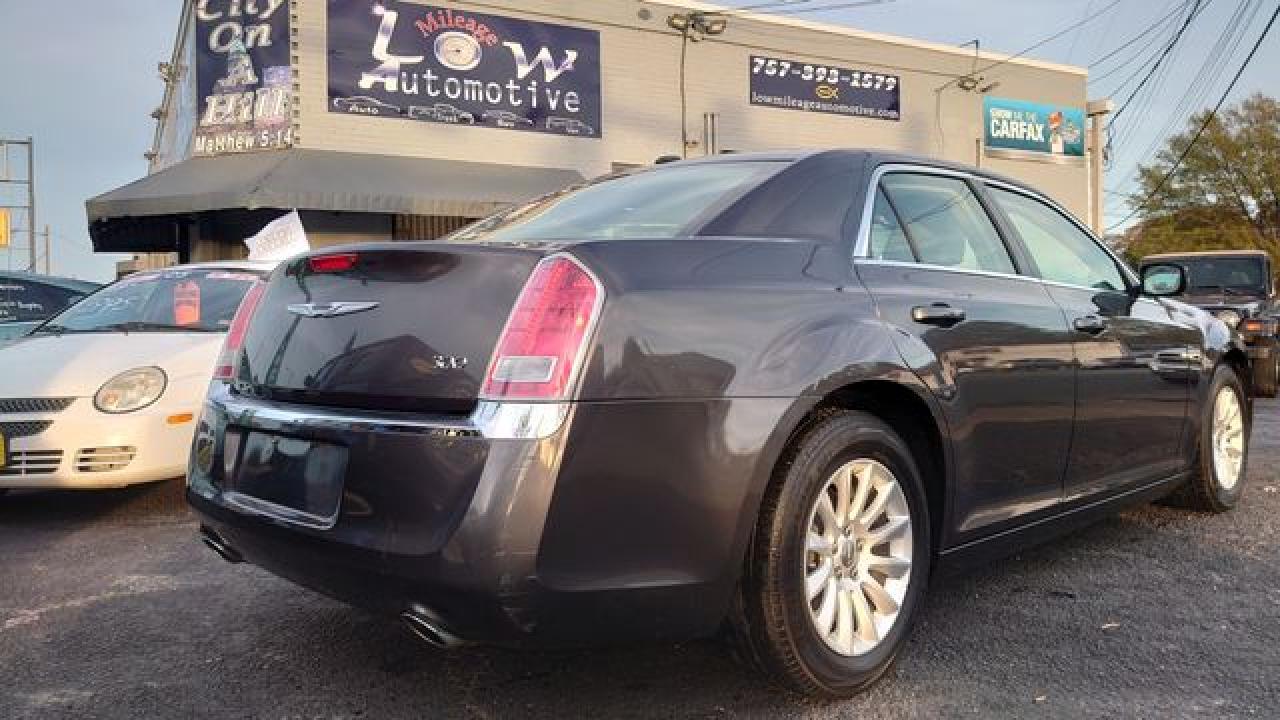 2013 Chrysler 300 - Фото 2