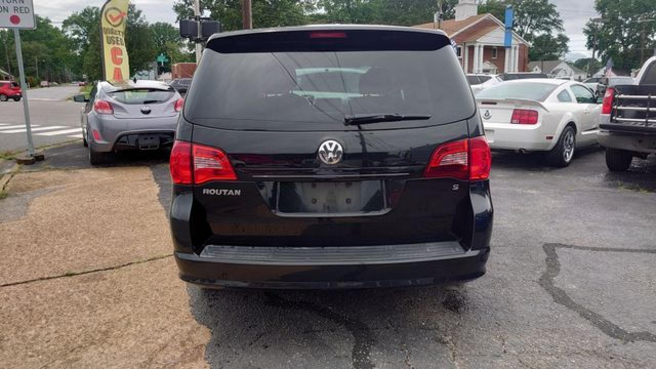2012 Volkswagen Routan S - Image 4