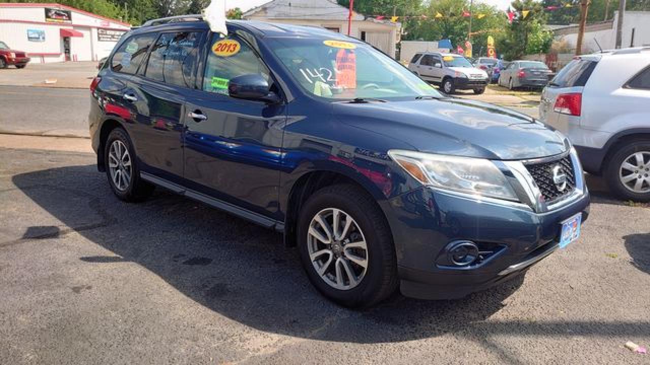 2013 Nissan Pathfinder S - Image 3