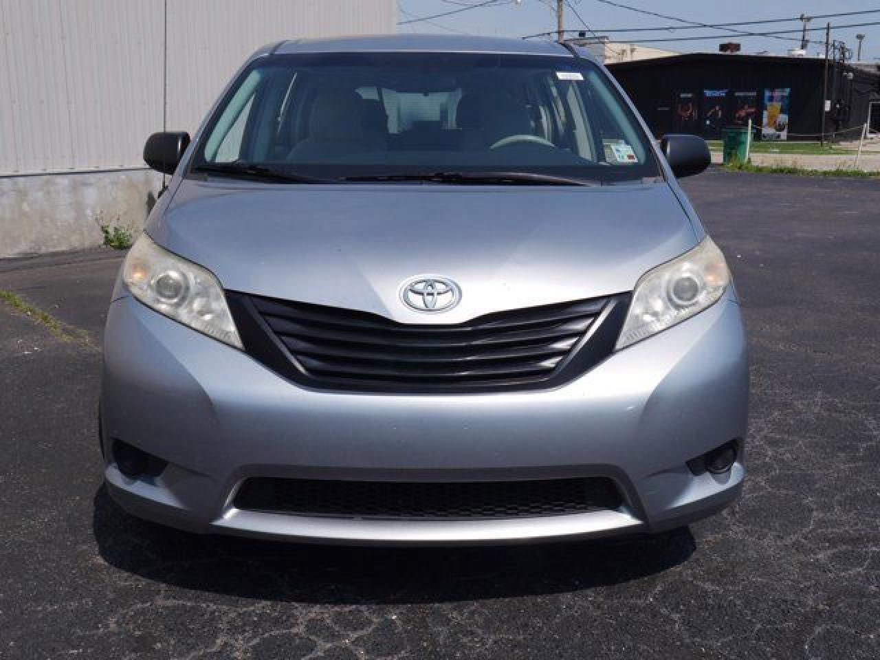 2011 Toyota Sienna Base - Фото 2