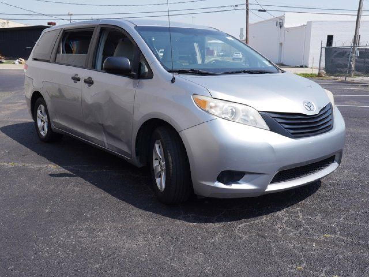 2011 Toyota Sienna Base - Фото 3