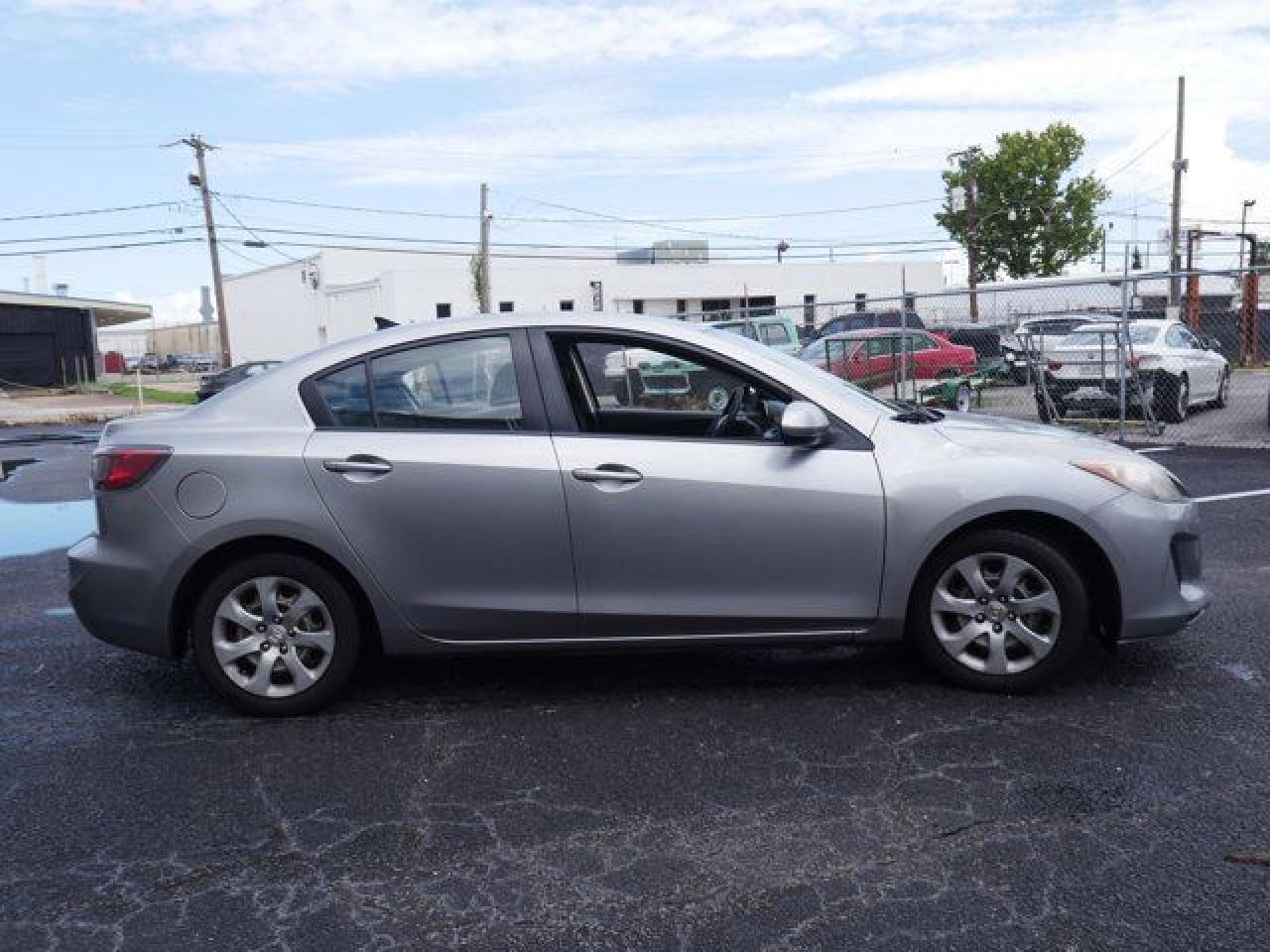2012 Mazda 3 I - Image 4