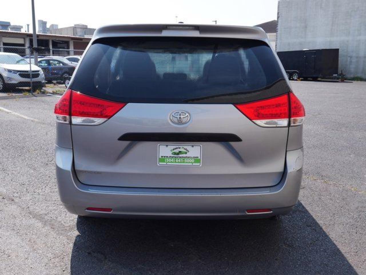 2011 Toyota Sienna Base - Фото 6
