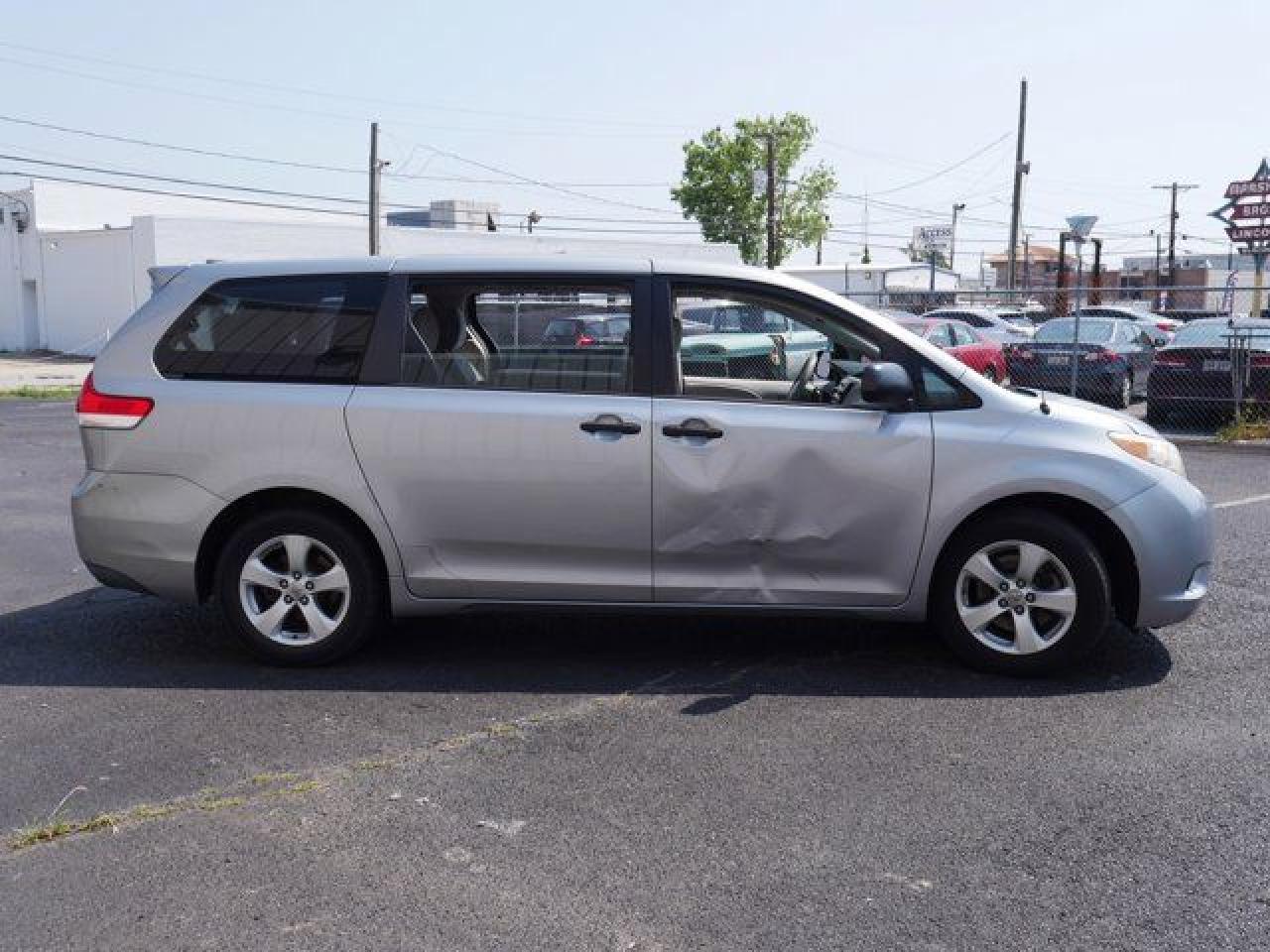 2011 Toyota Sienna Base - Фото 4