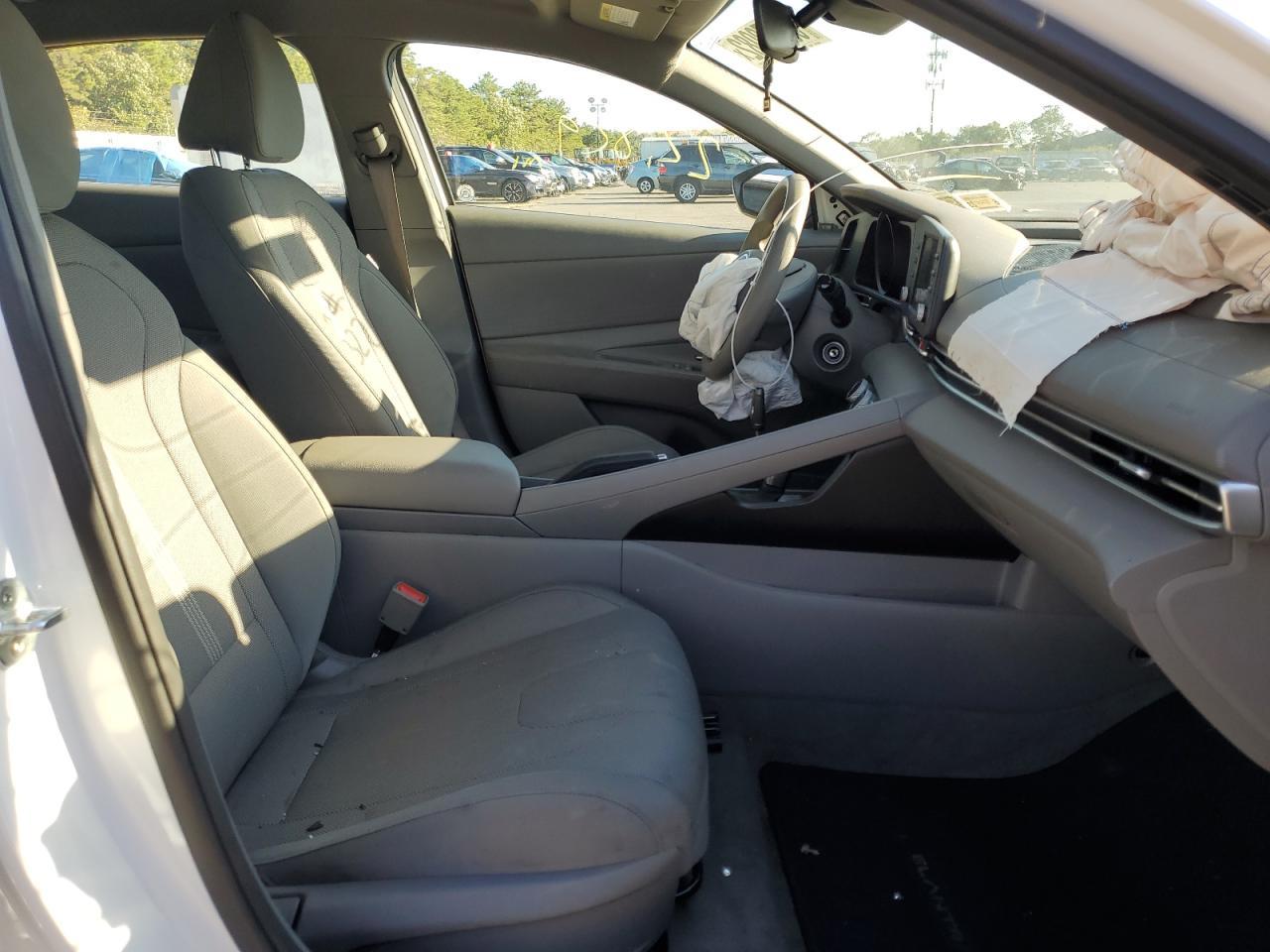 2021 Hyundai Elantra Se - Image 5