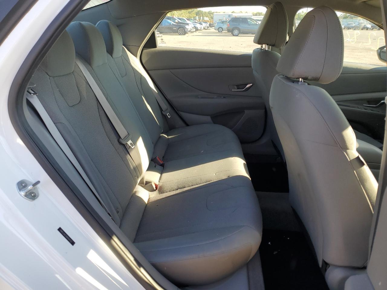 2021 Hyundai Elantra Se - Image 6