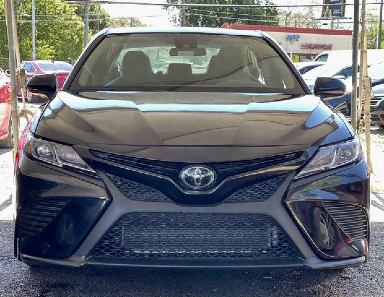 2020 Toyota Camry Se - Фото 2