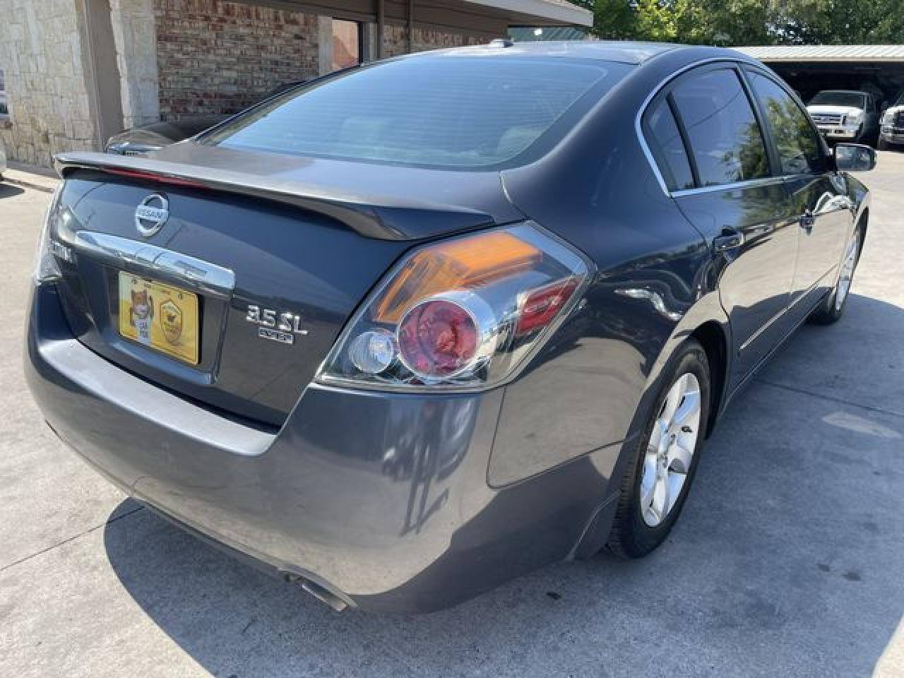 2008 Nissan Altima 3.5Se - Image 2