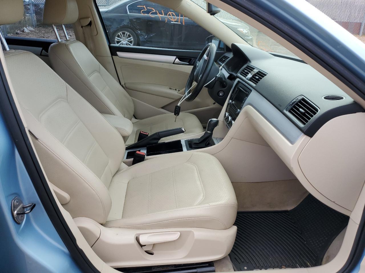 2012 Volkswagen Passat Se - Image 5
