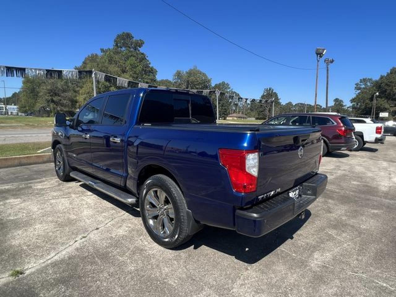 2017 Nissan Titan Sv - Image 2