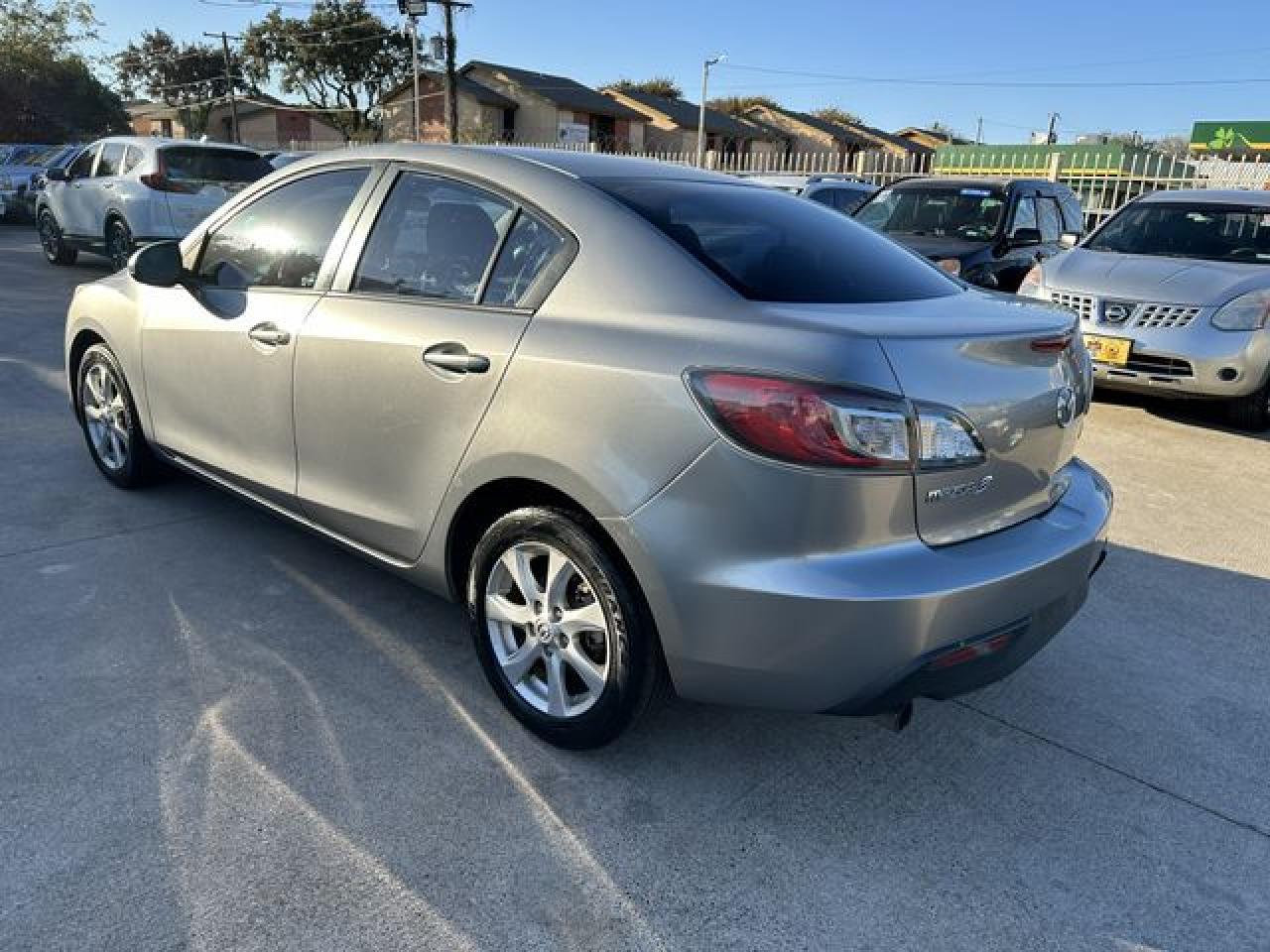 2010 Mazda 3 I - Image 2