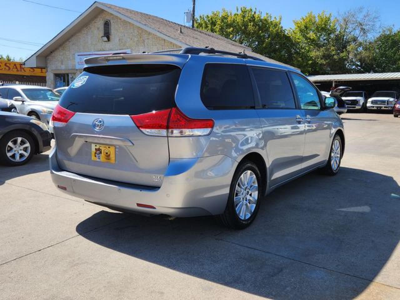2011 Toyota Sienna Xle - Фото 2