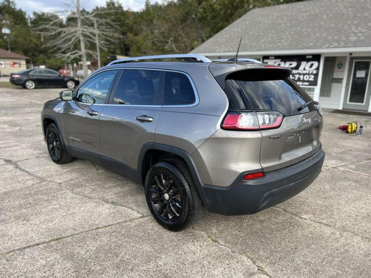 2019 Jeep Cherokee Latitude Plus - Image 2
