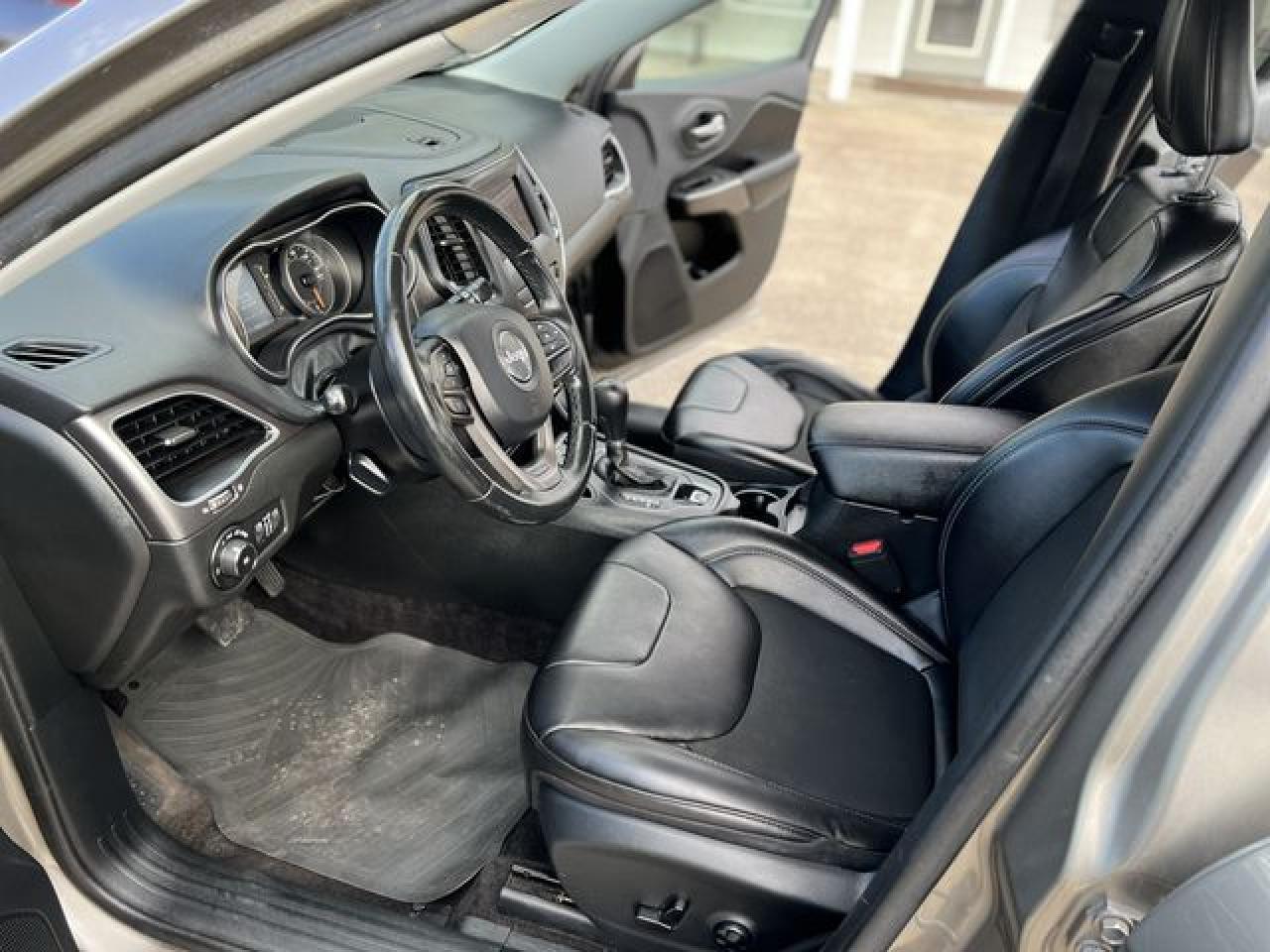 2019 Jeep Cherokee Latitude Plus - Image 6
