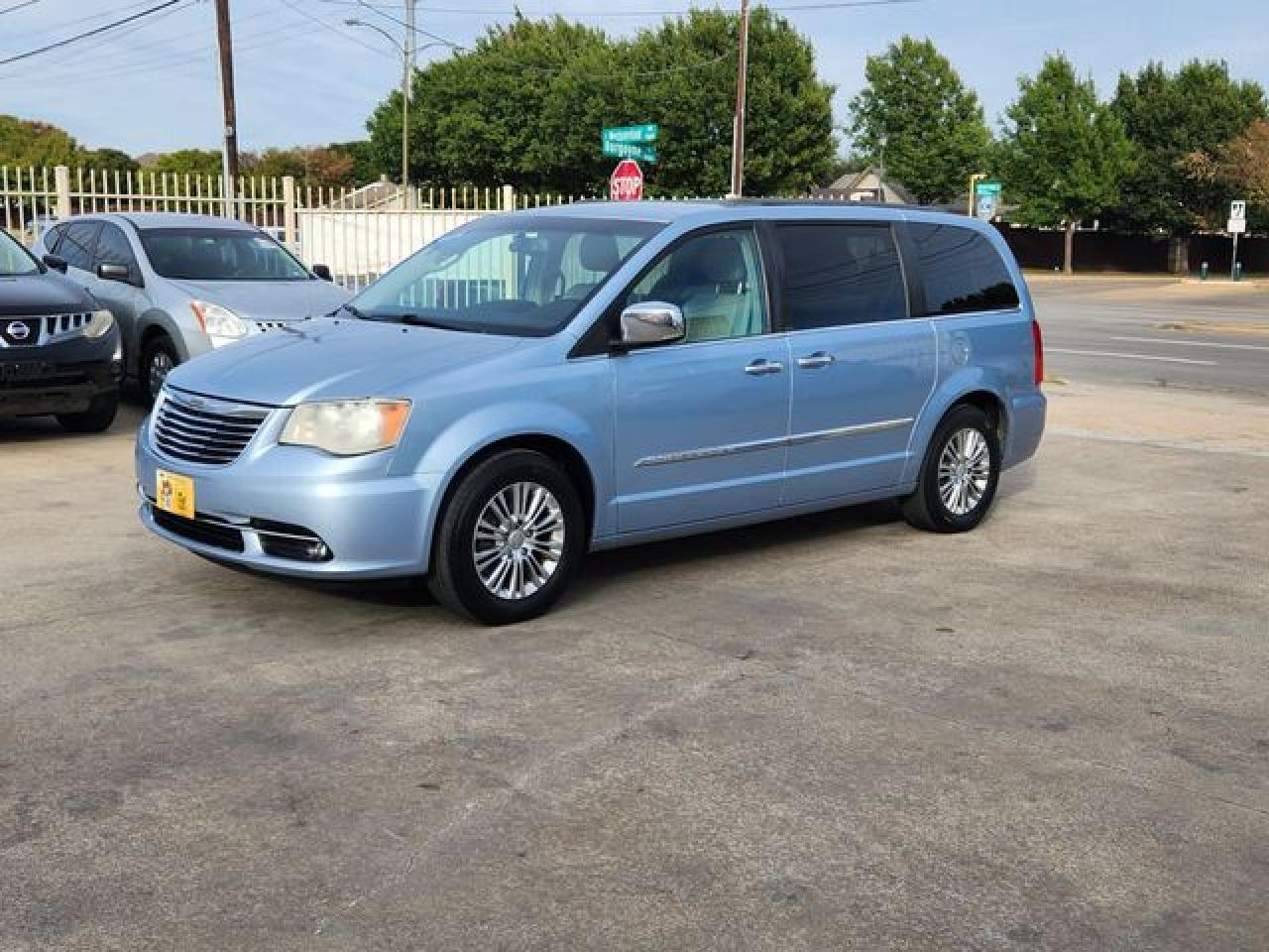 2013 Chrysler Town & Country Touring L - Image 6