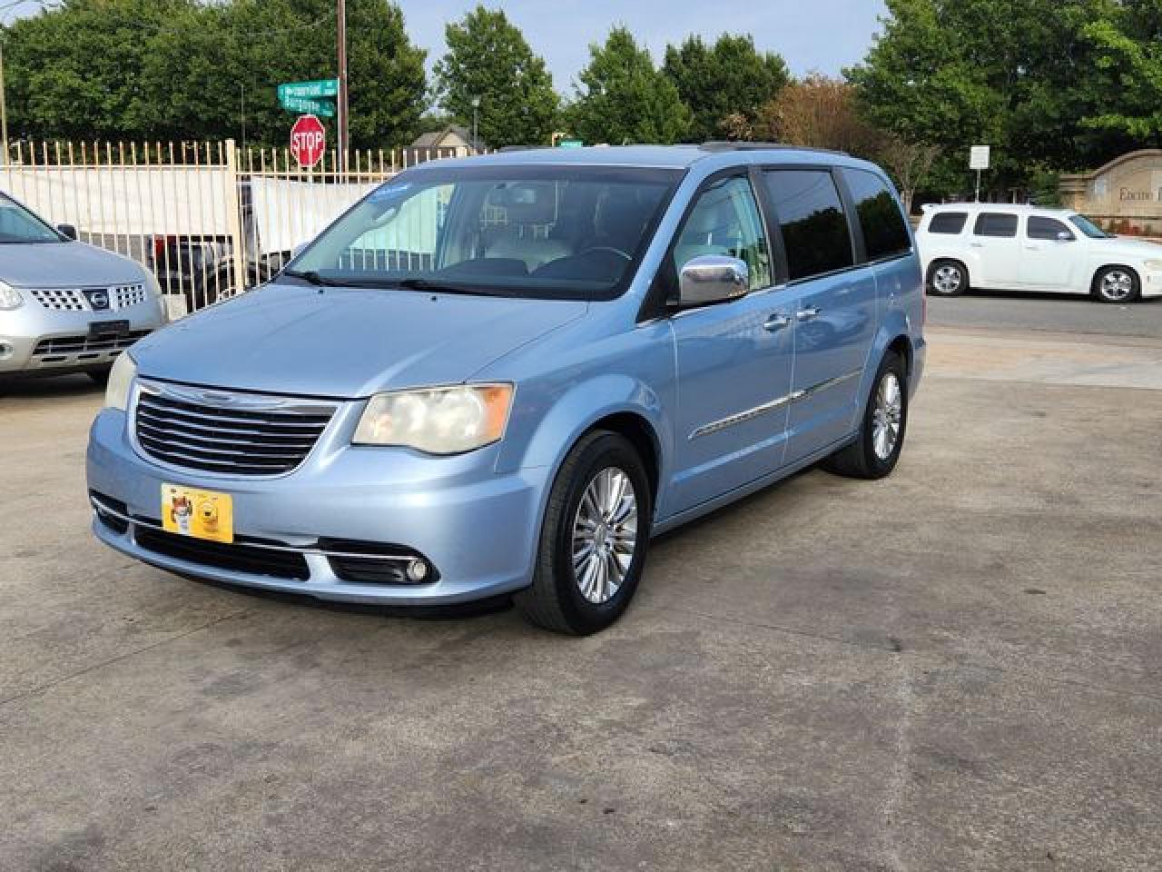 2013 Chrysler Town & Country Touring L - Image 2