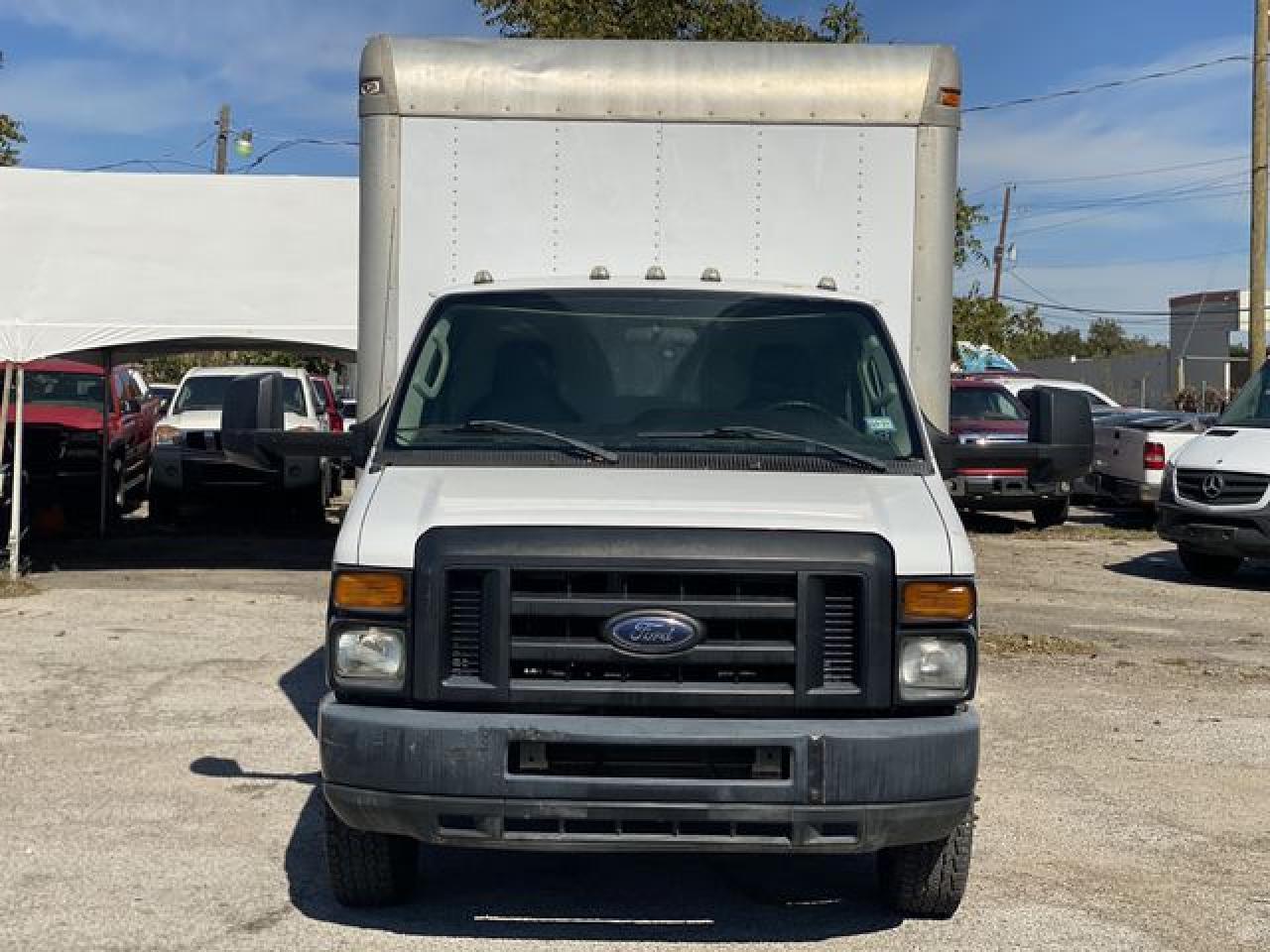 2012 Ford Econoline E450 Super Duty Cutaway Van - Фото 2