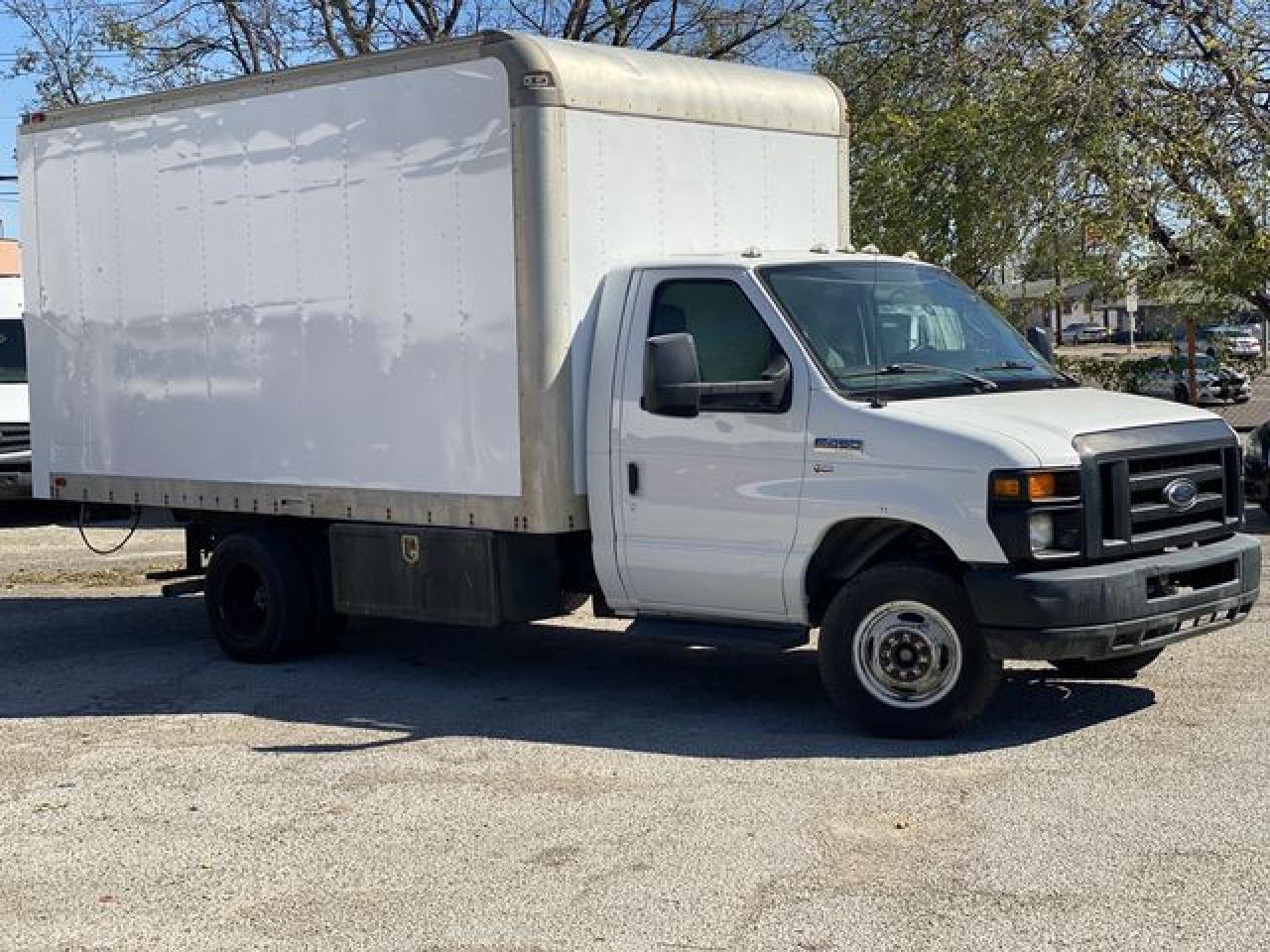 2012 Ford Econoline E450 Super Duty Cutaway Van - Фото 3