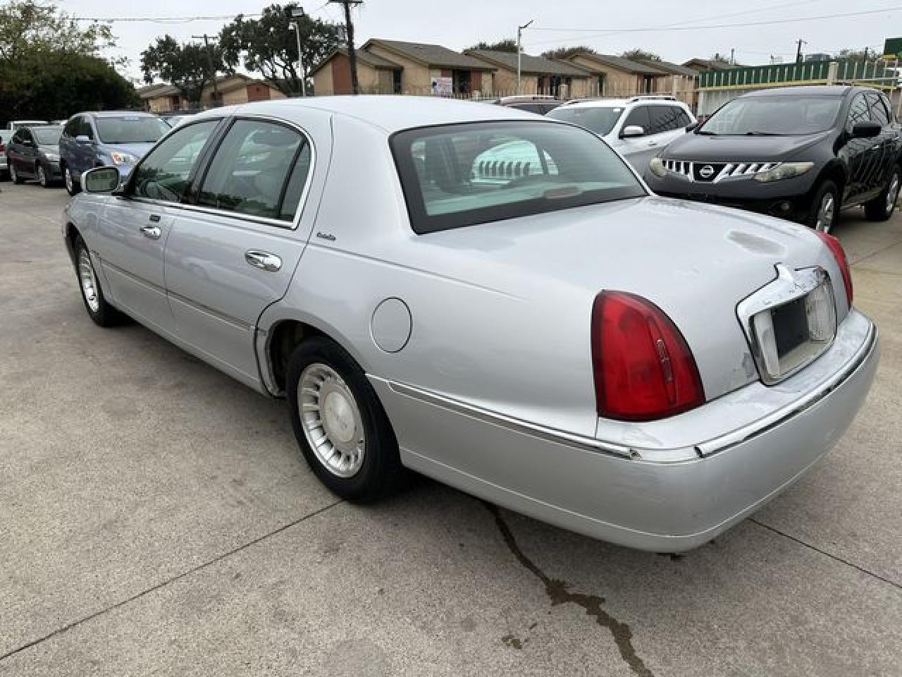 2001 Lincoln Town Car Executive - Фото 2
