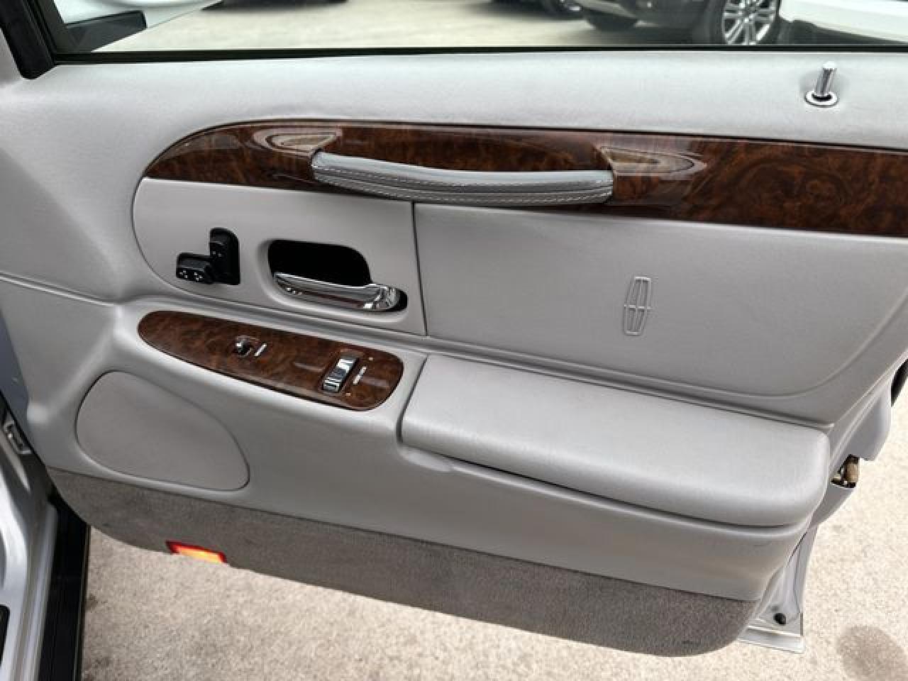 2001 Lincoln Town Car Executive - Фото 5