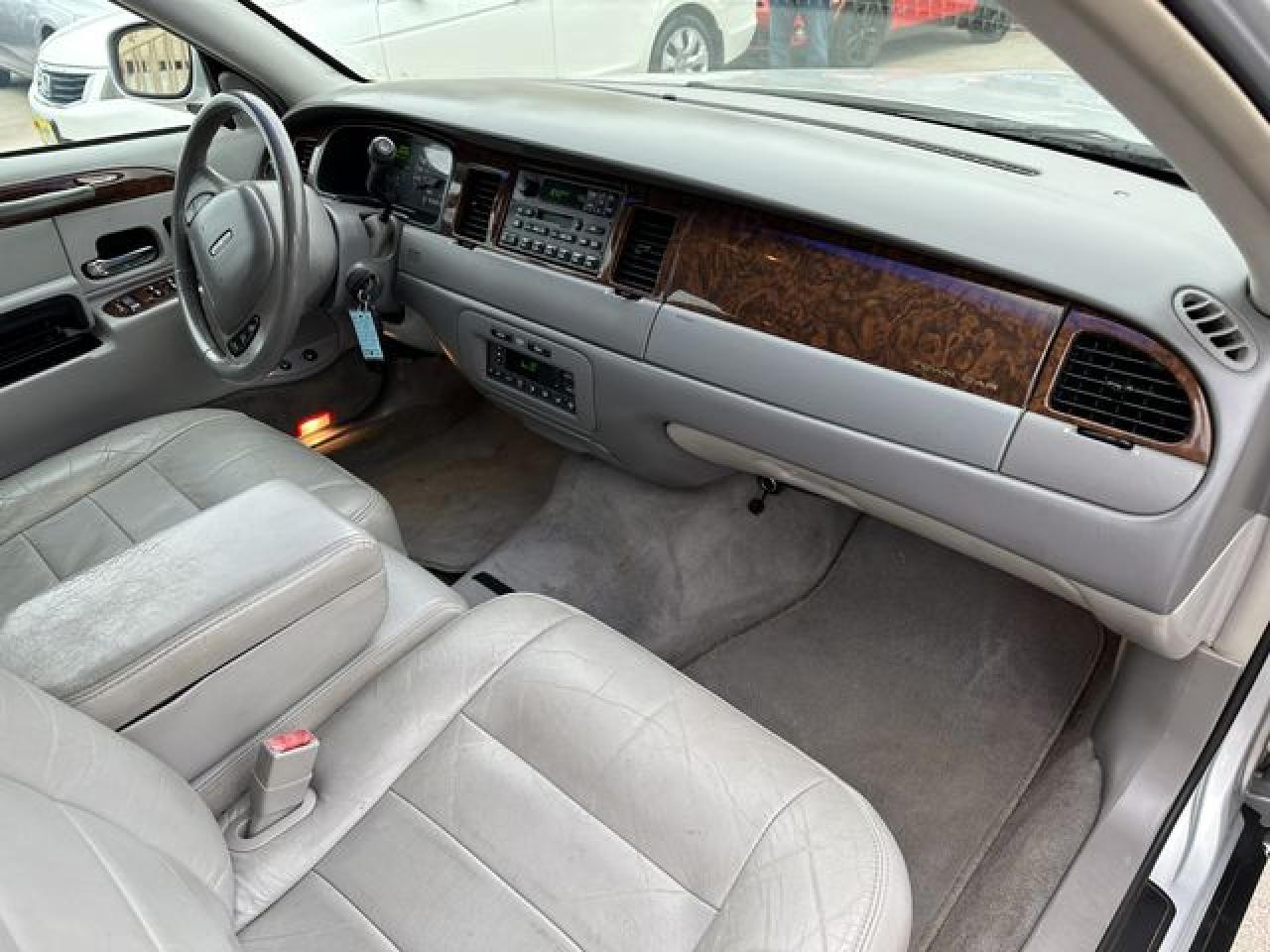 2001 Lincoln Town Car Executive - Фото 6