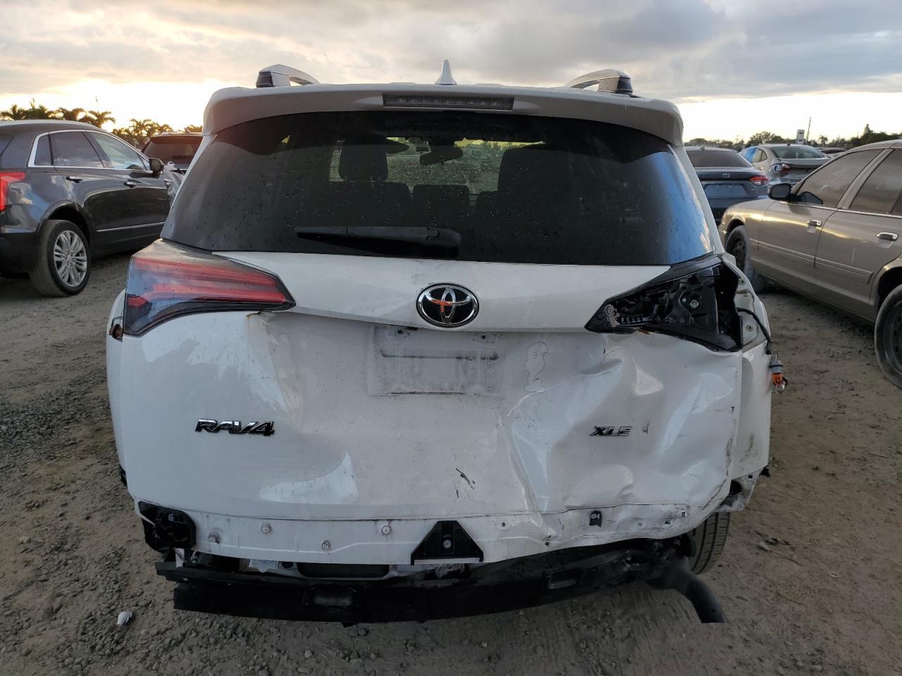 2017 TOYOTA RAV4 XLE - Фото 6