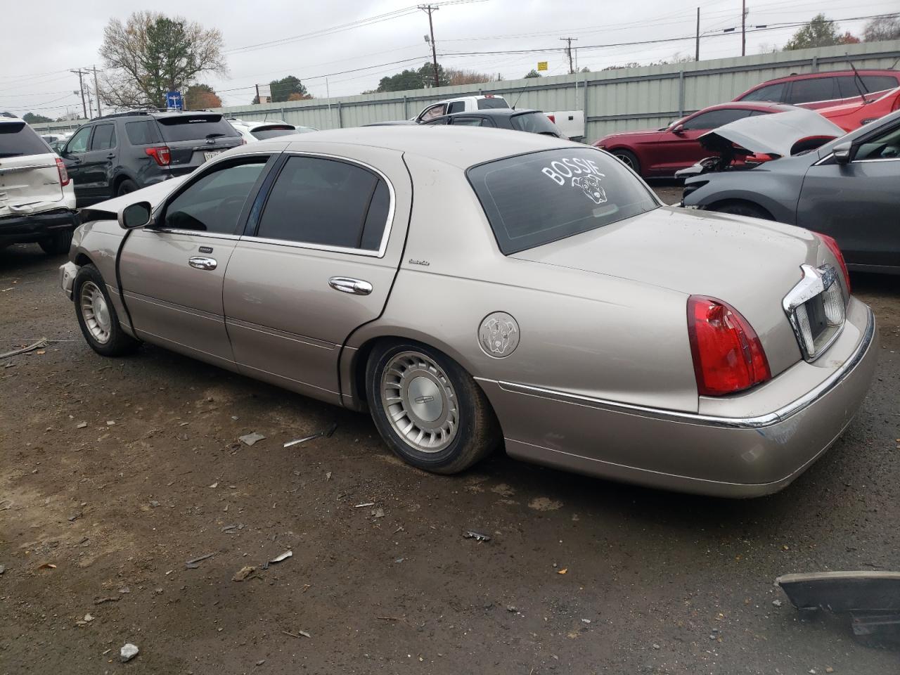 2001 Lincoln Town Car Executive - Image 2