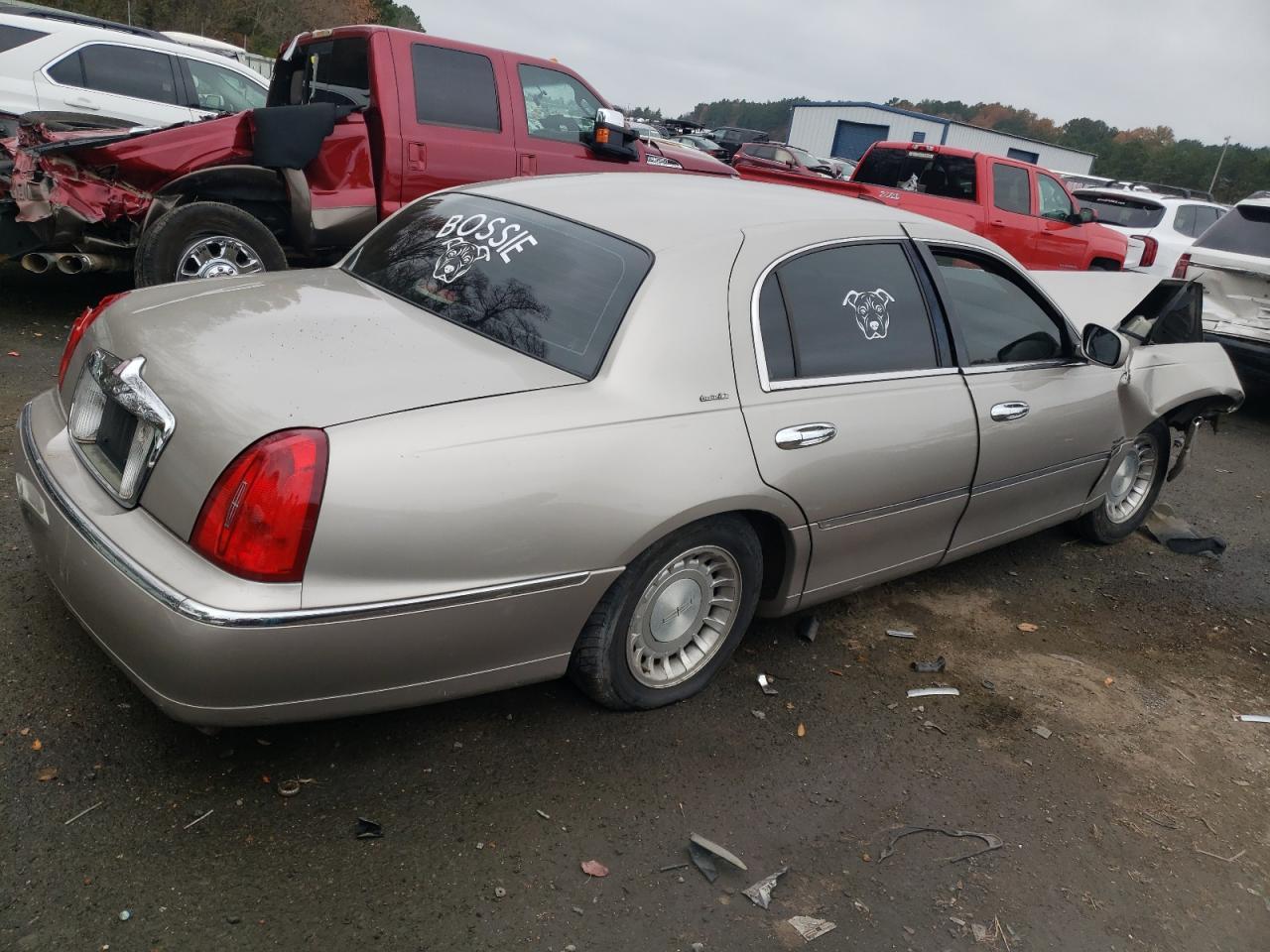 2001 Lincoln Town Car Executive - Image 3