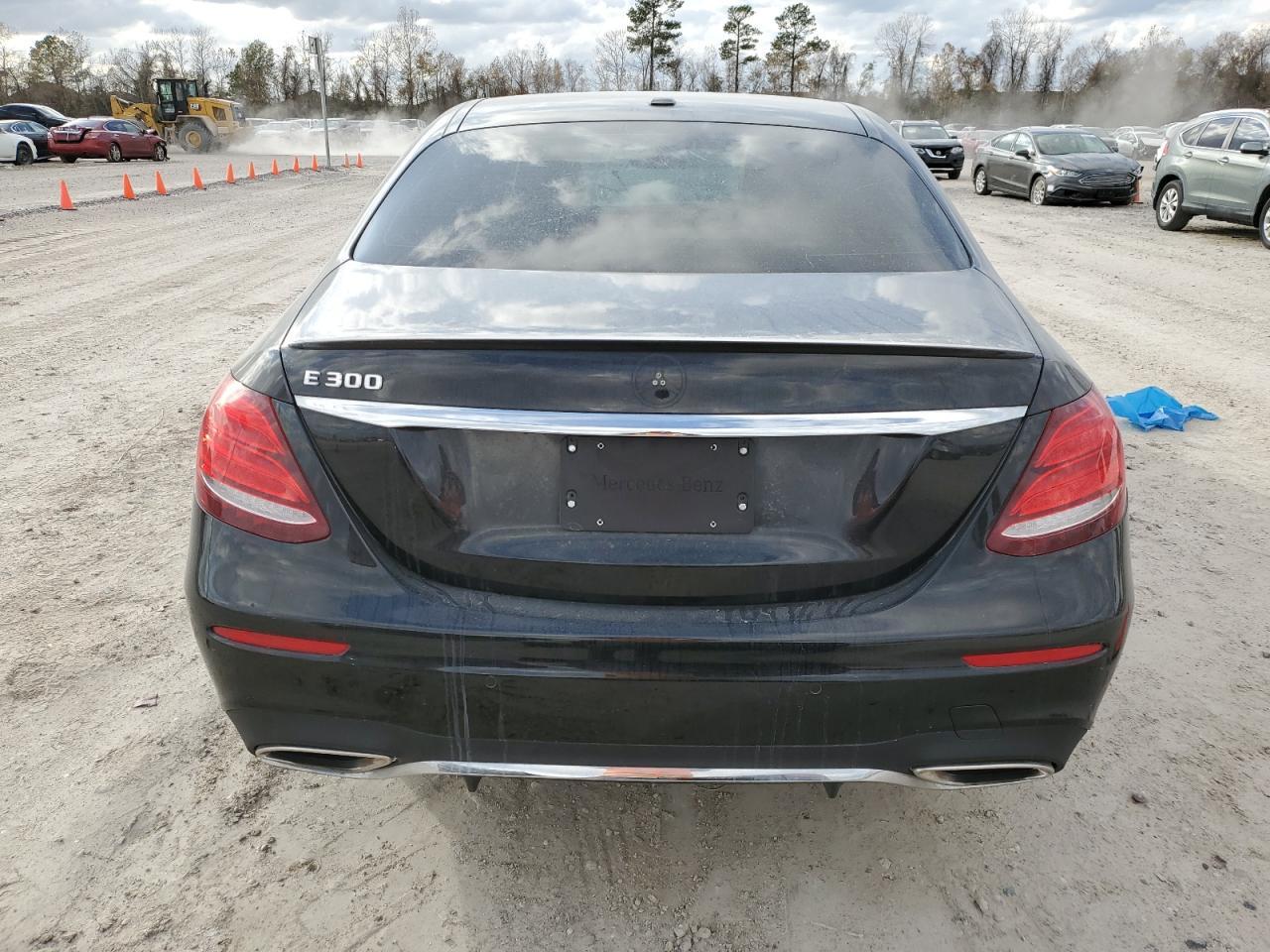 2017 Mercedes-Benz E 300 - Фото 6